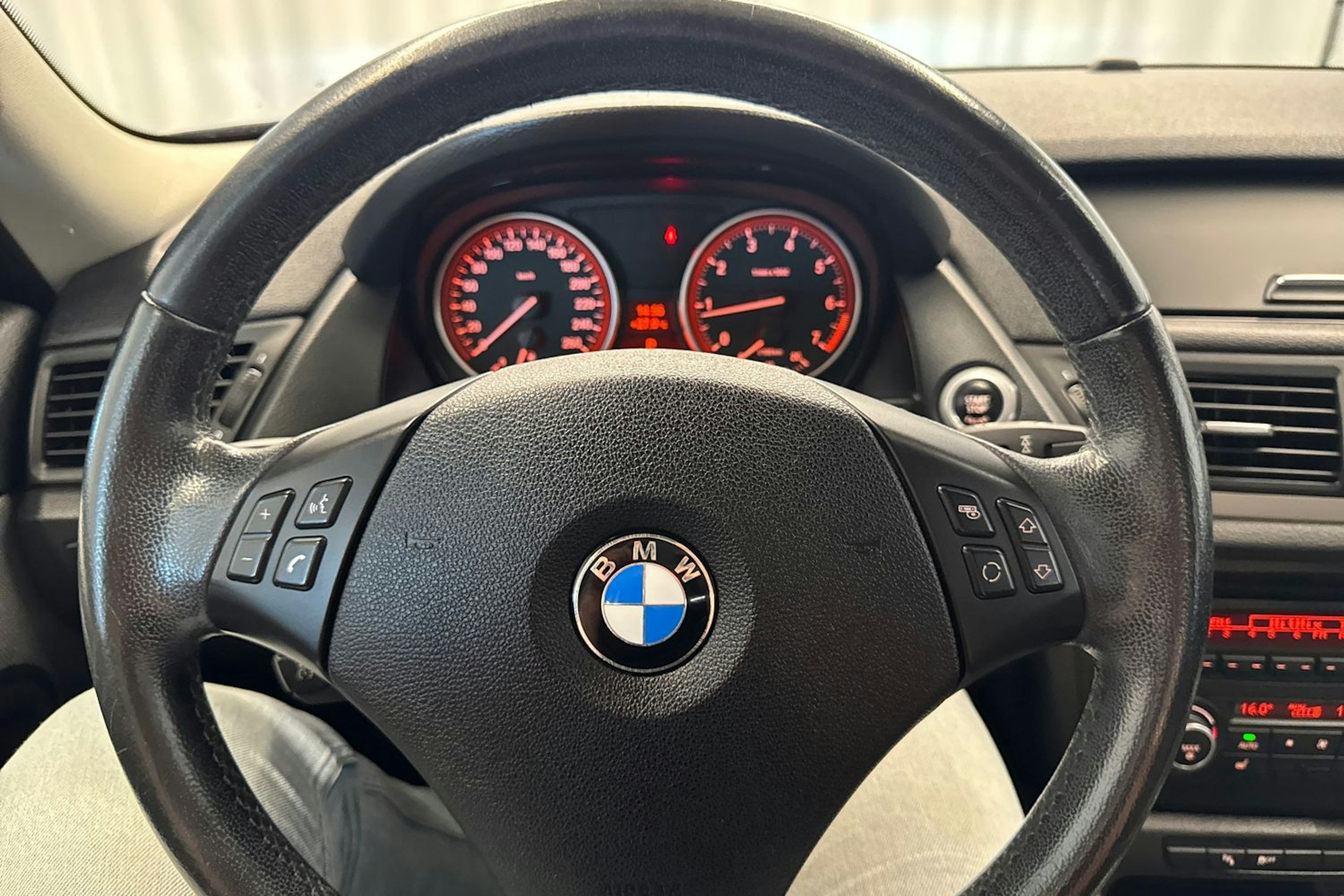 sininen BMW X1 2011 kuva 14.