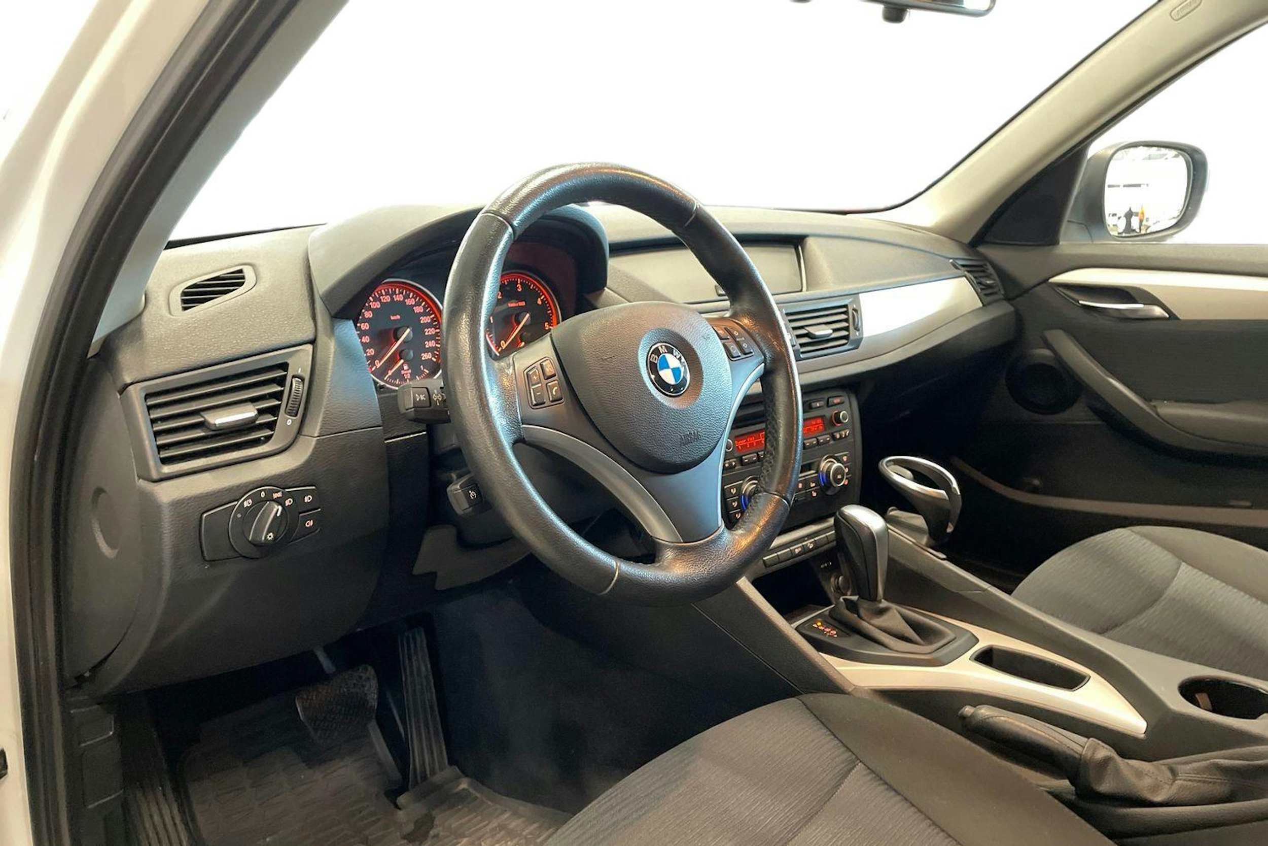 valkoinen BMW X1 2012 kuva 7.