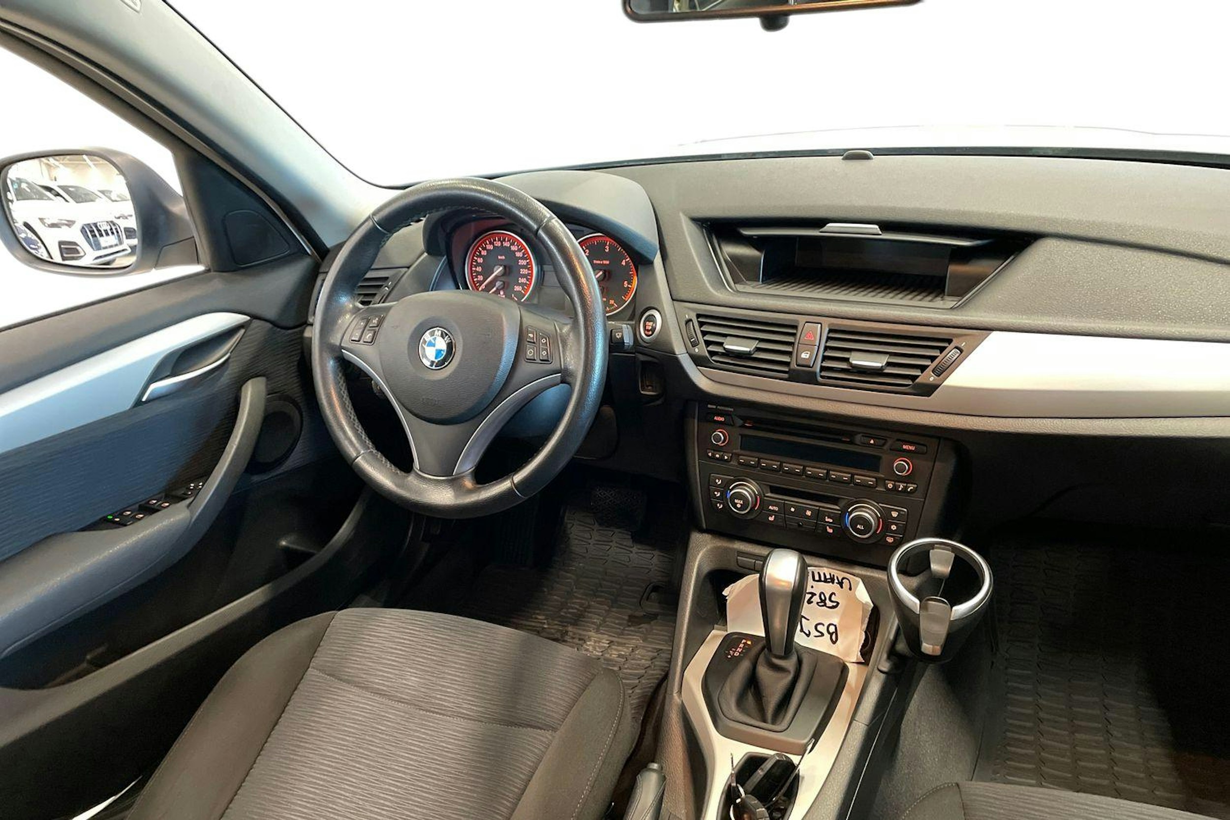 valkoinen BMW X1 2012 kuva 9.