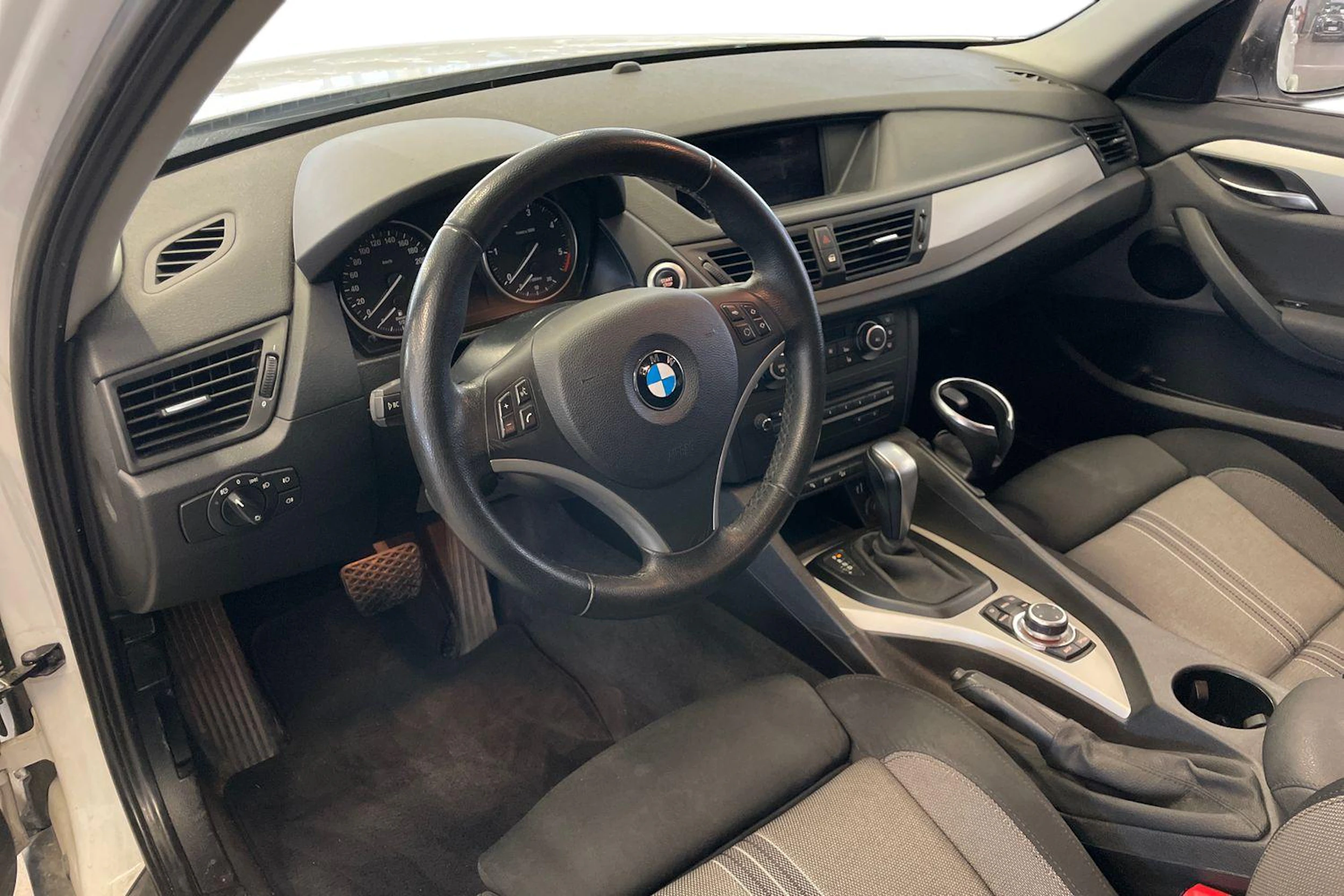 valkoinen BMW X1 2012 kuva 3.