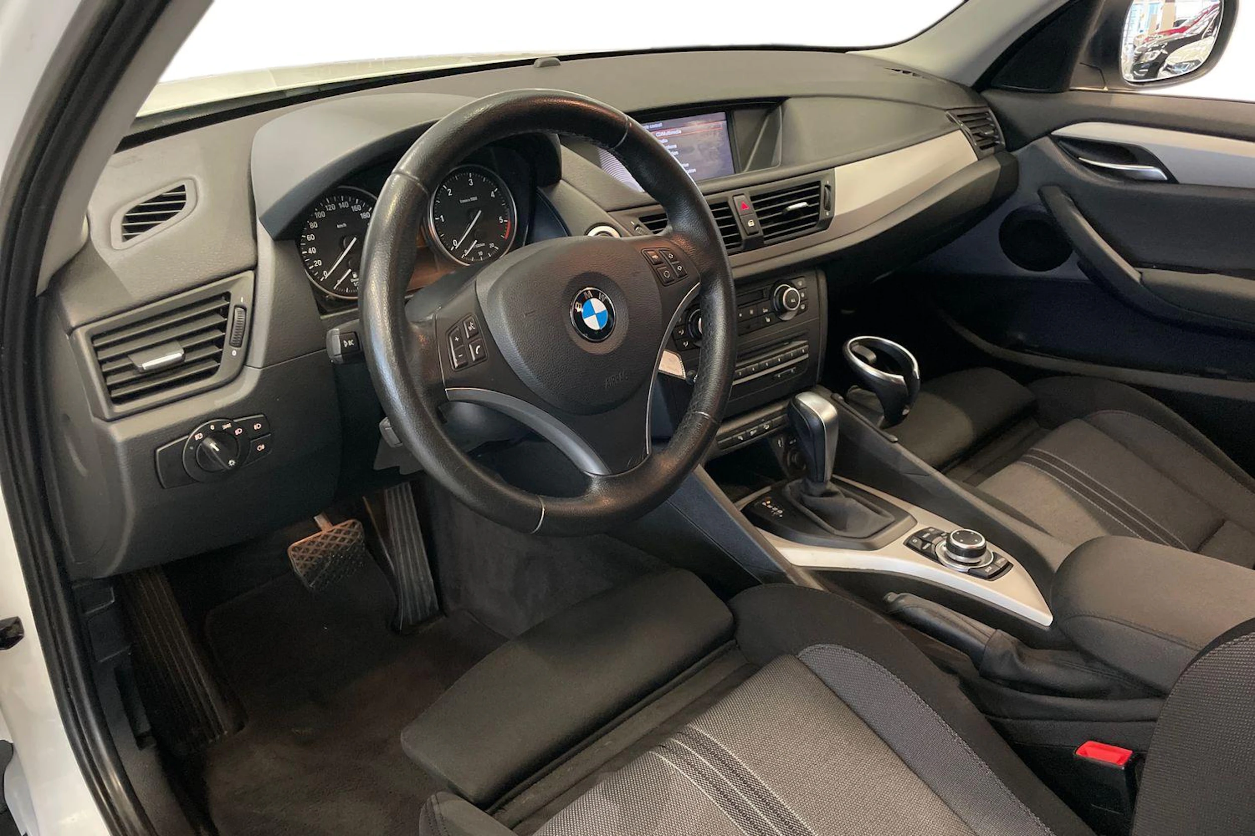 valkoinen BMW X1 2012 kuva 6.