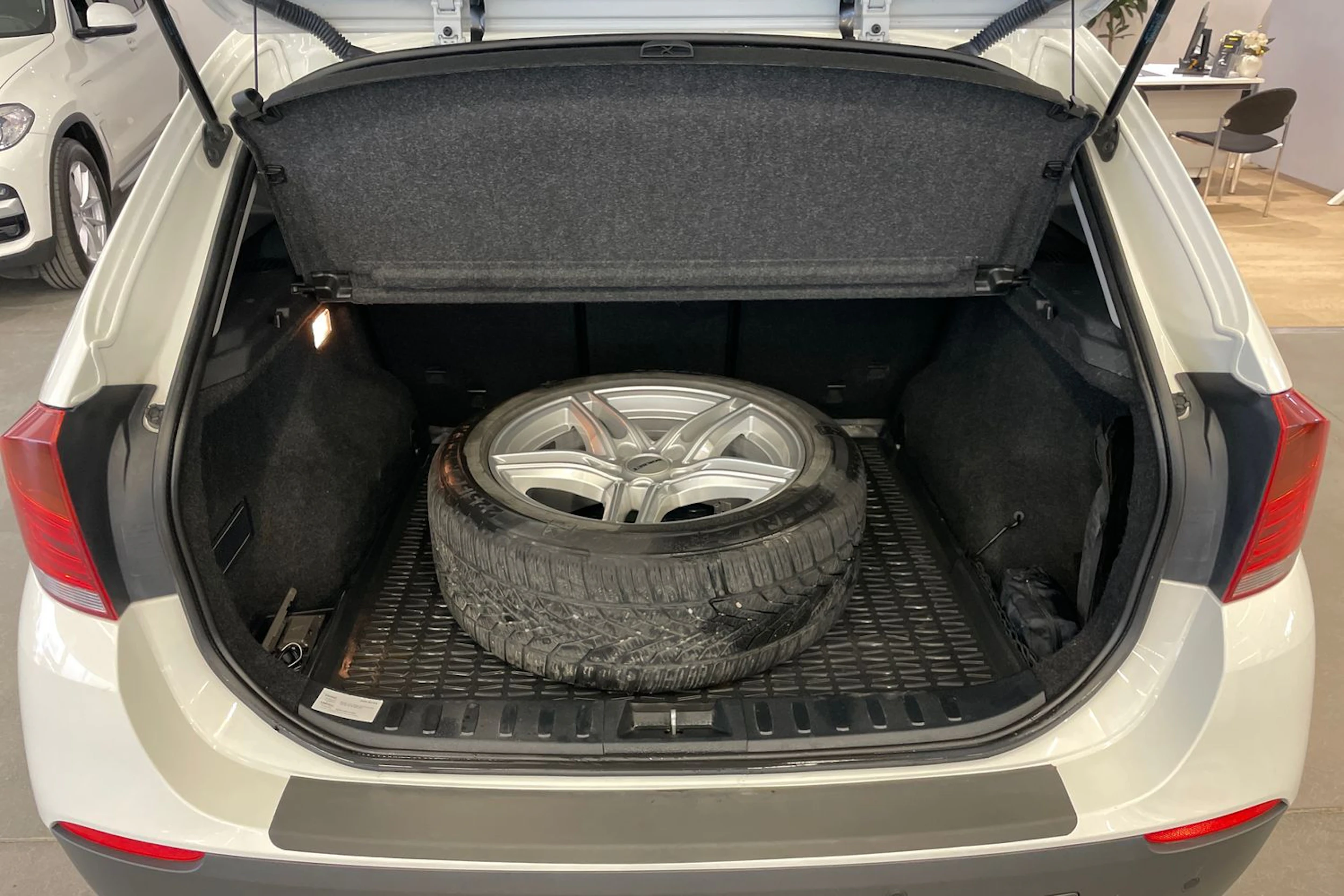 valkoinen BMW X1 2012 kuva 12.