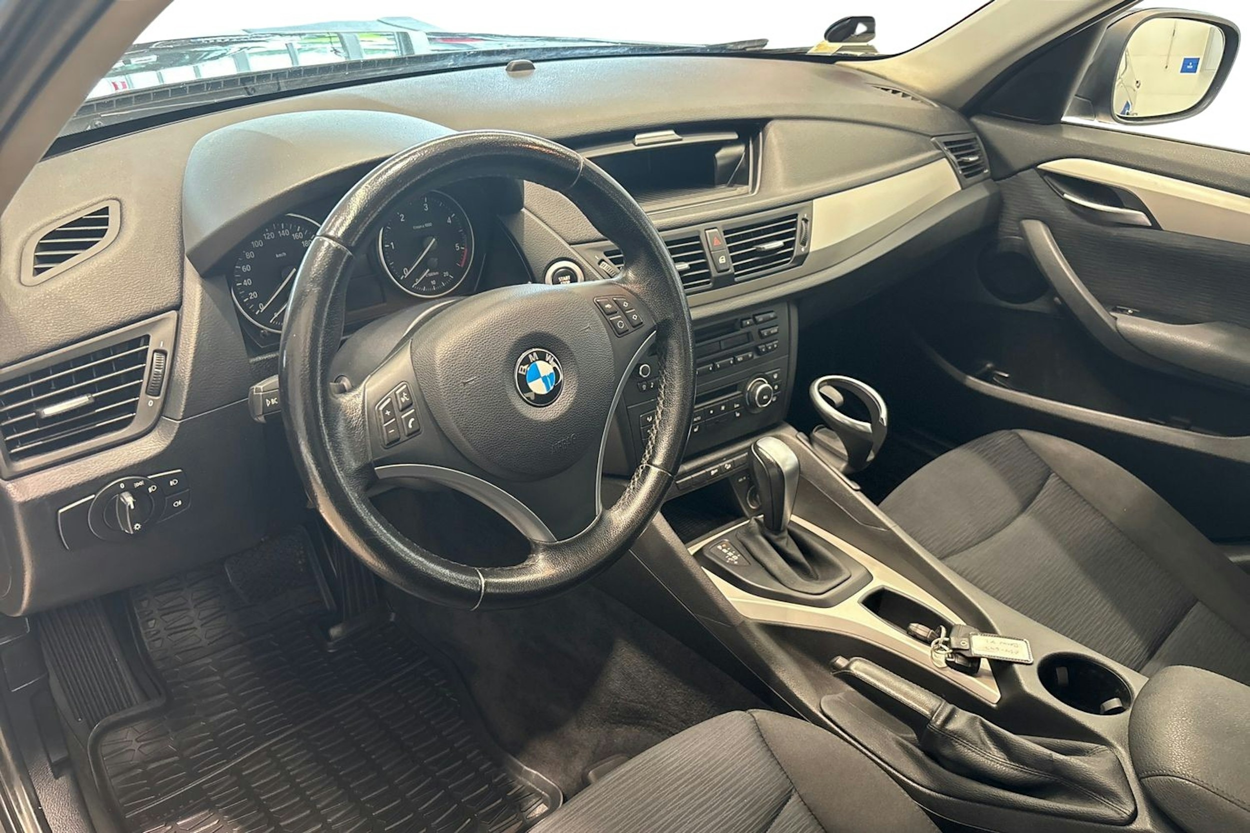 Musta BMW X1 2012 kuva 7.