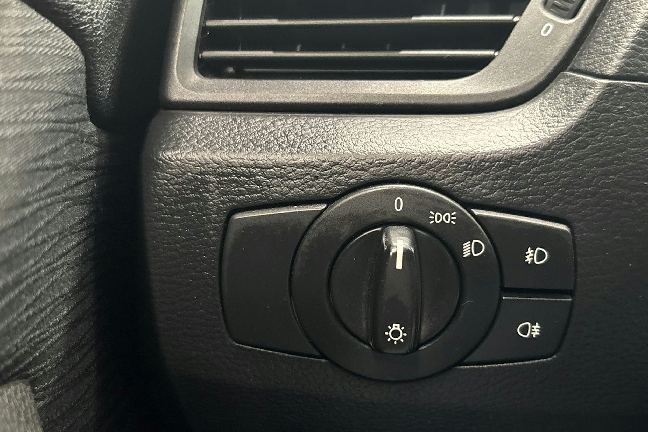 Musta BMW X1 2012 kuva 18.