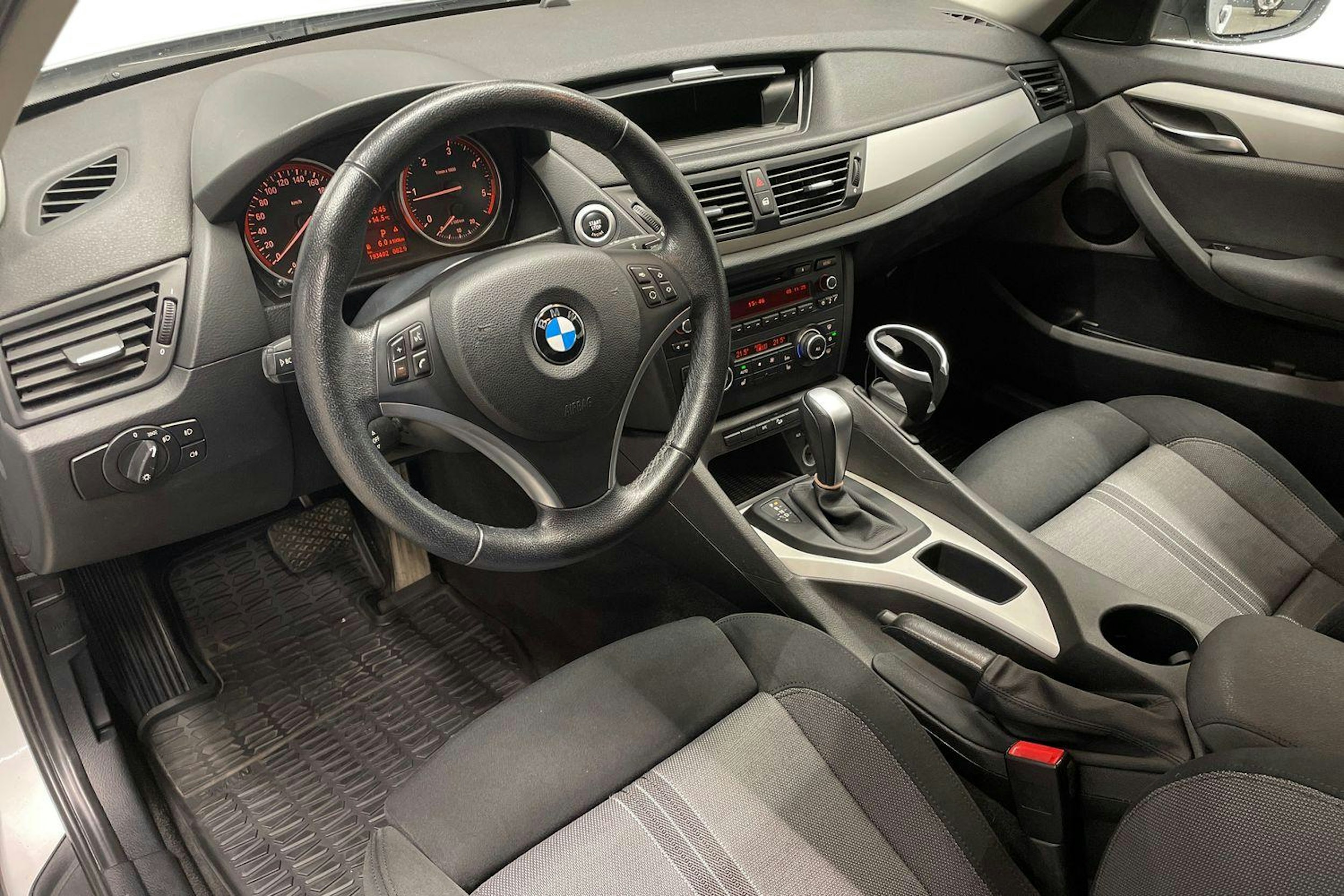Harmaa BMW X1 2012 kuva 7.