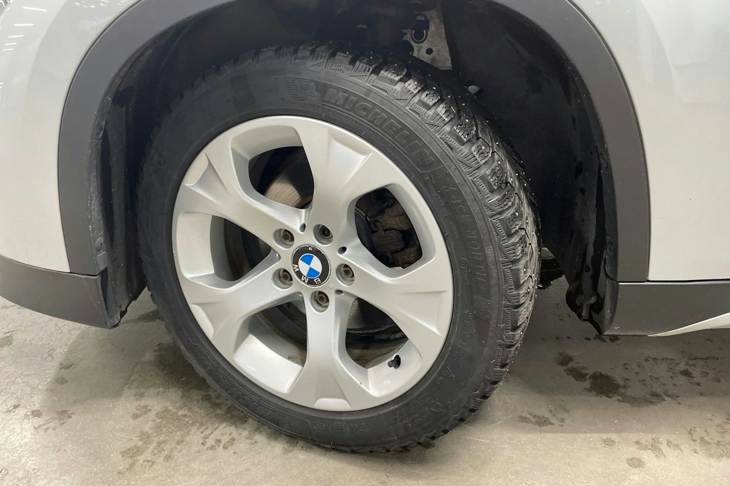 Harmaa BMW X1 2012 kuva 13.