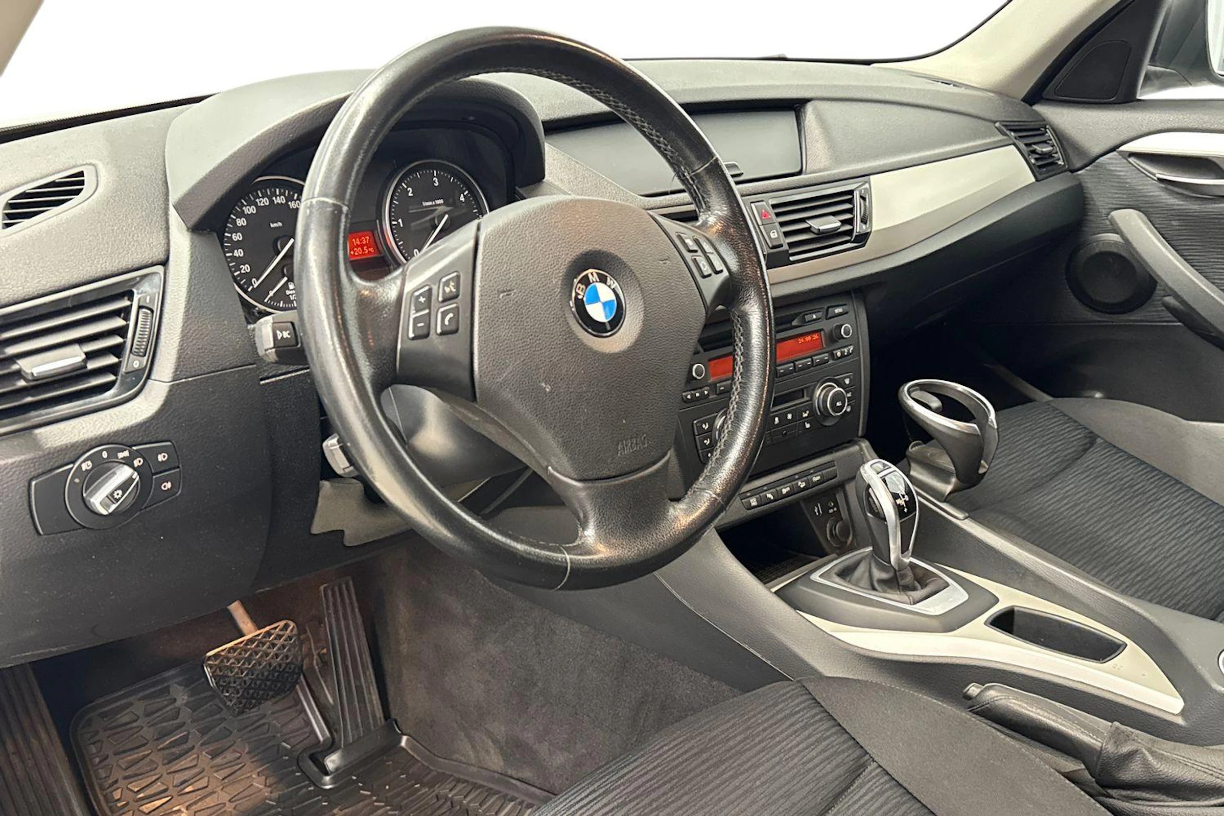 valkoinen BMW X1 2012 kuva 6.