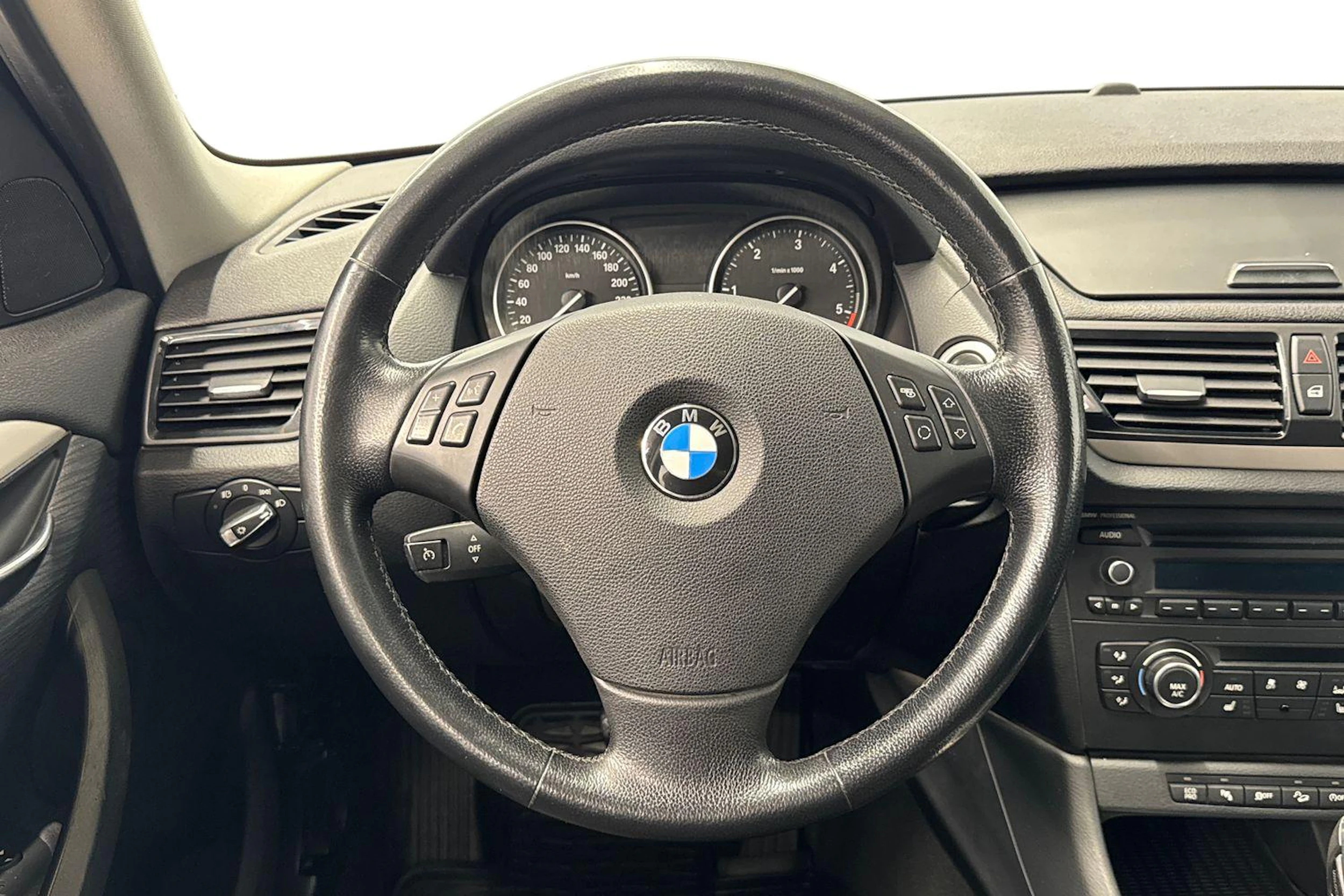 valkoinen BMW X1 2012 kuva 9.