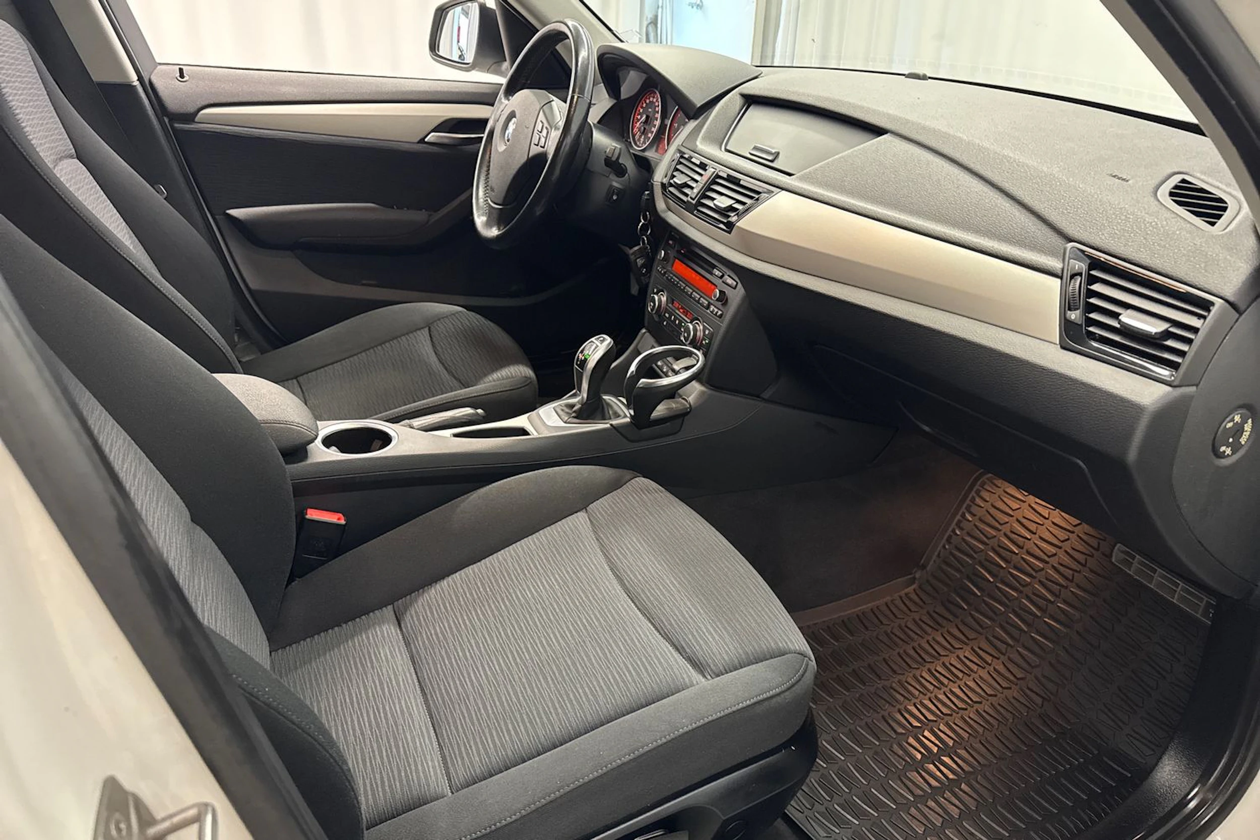 valkoinen BMW X1 2012 kuva 14.