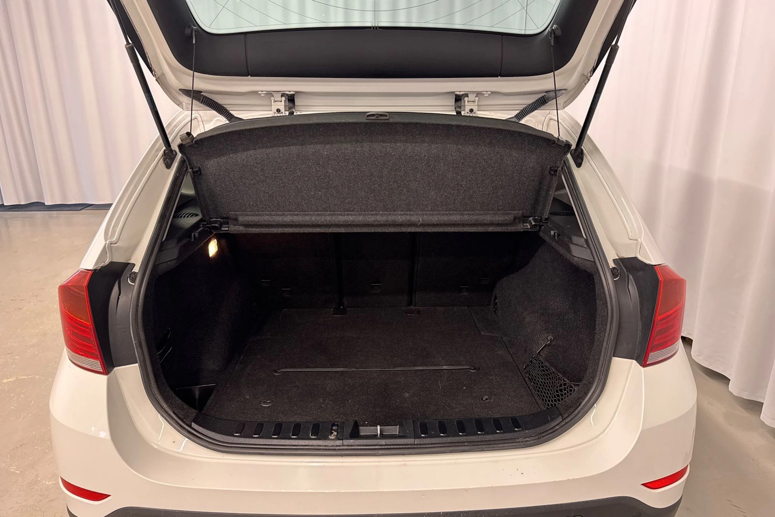 valkoinen BMW X1 2012 kuva 17.