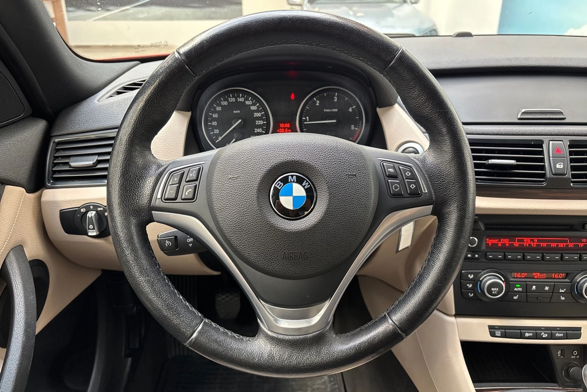 oranssi BMW X1 2012 kuva 17.