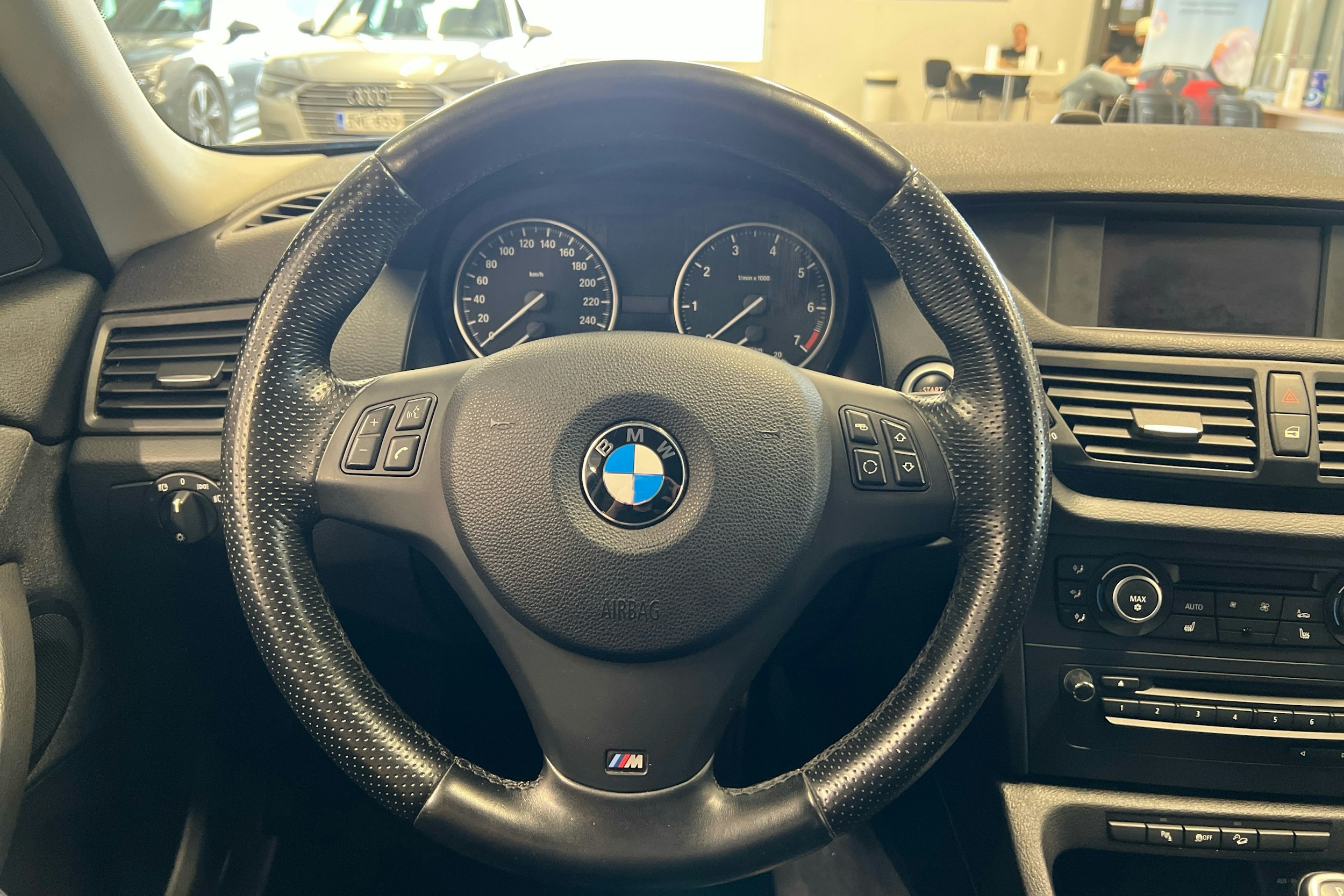 musta BMW X1 2012 kuva 11.