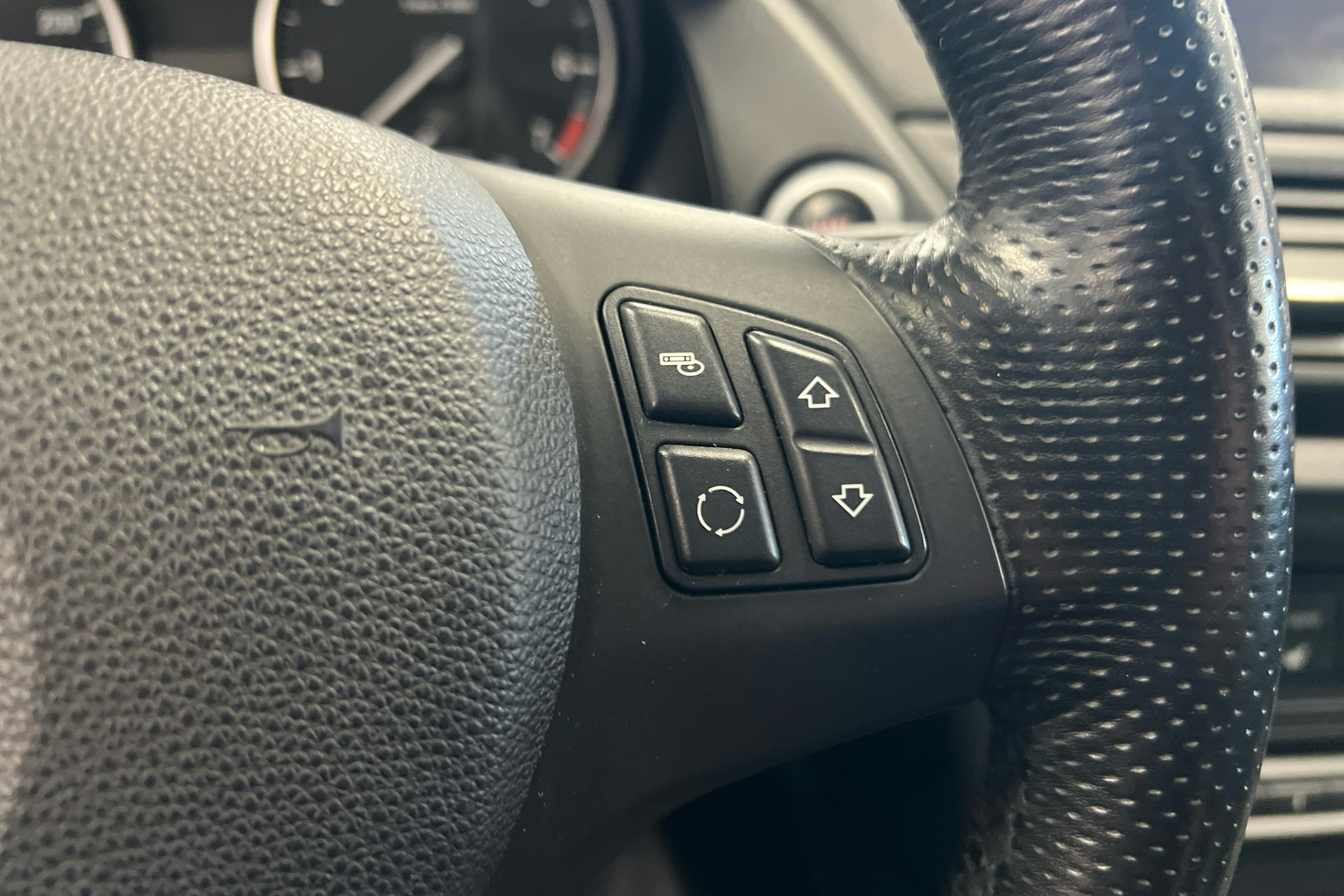 musta BMW X1 2012 kuva 13.