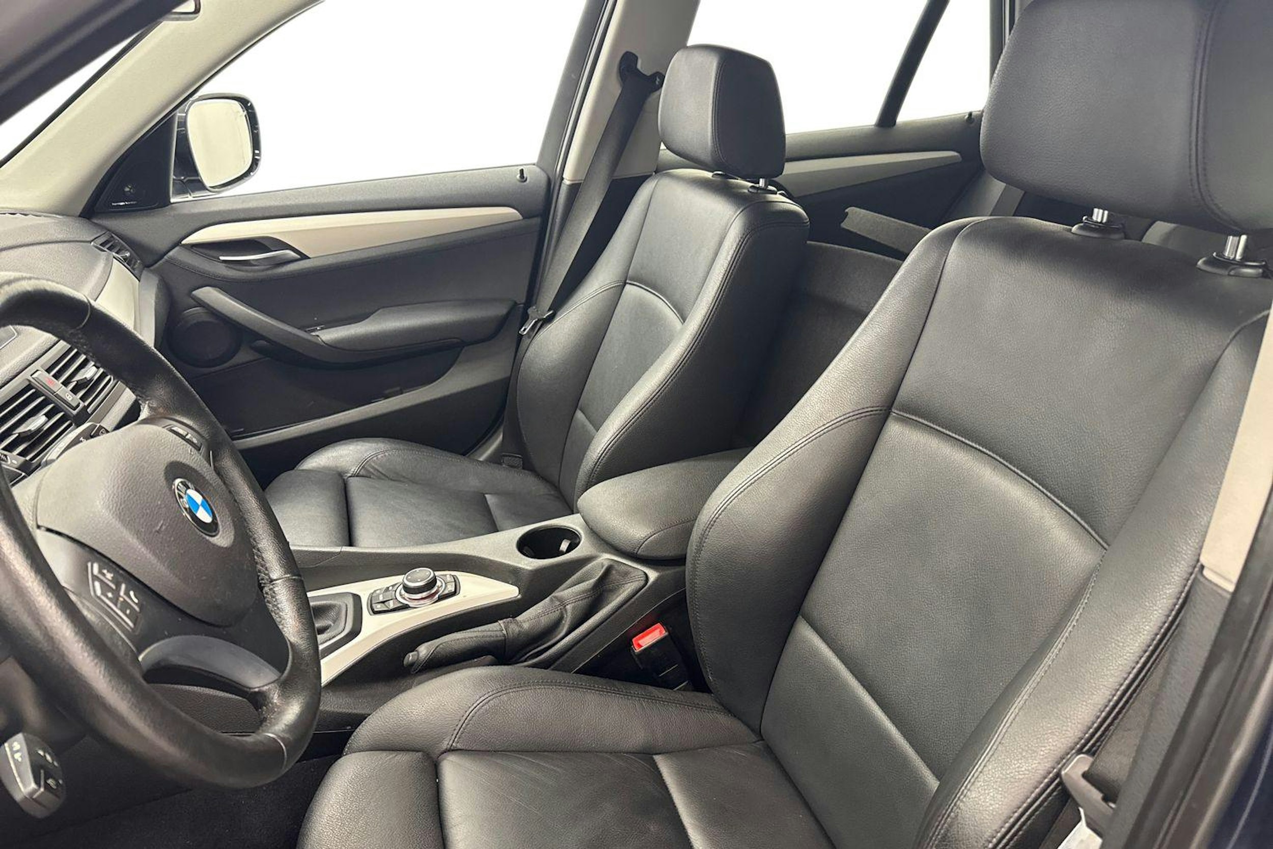 sininen BMW X1 2012 kuva 11.