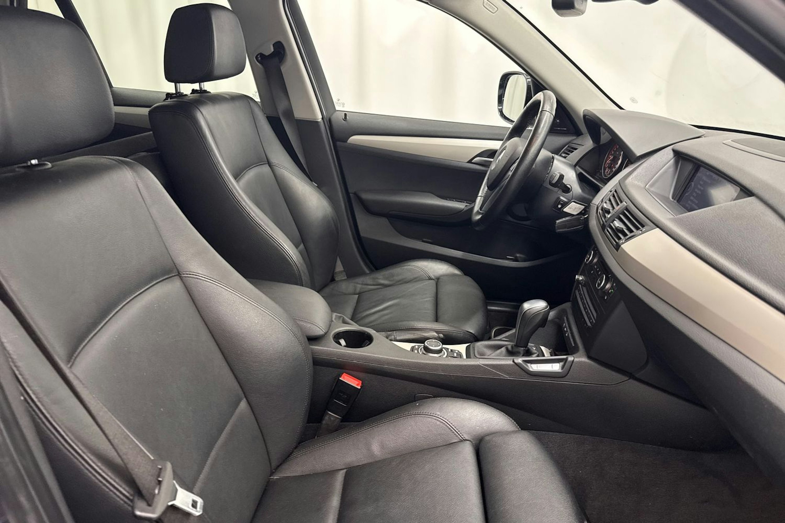 sininen BMW X1 2012 kuva 13.