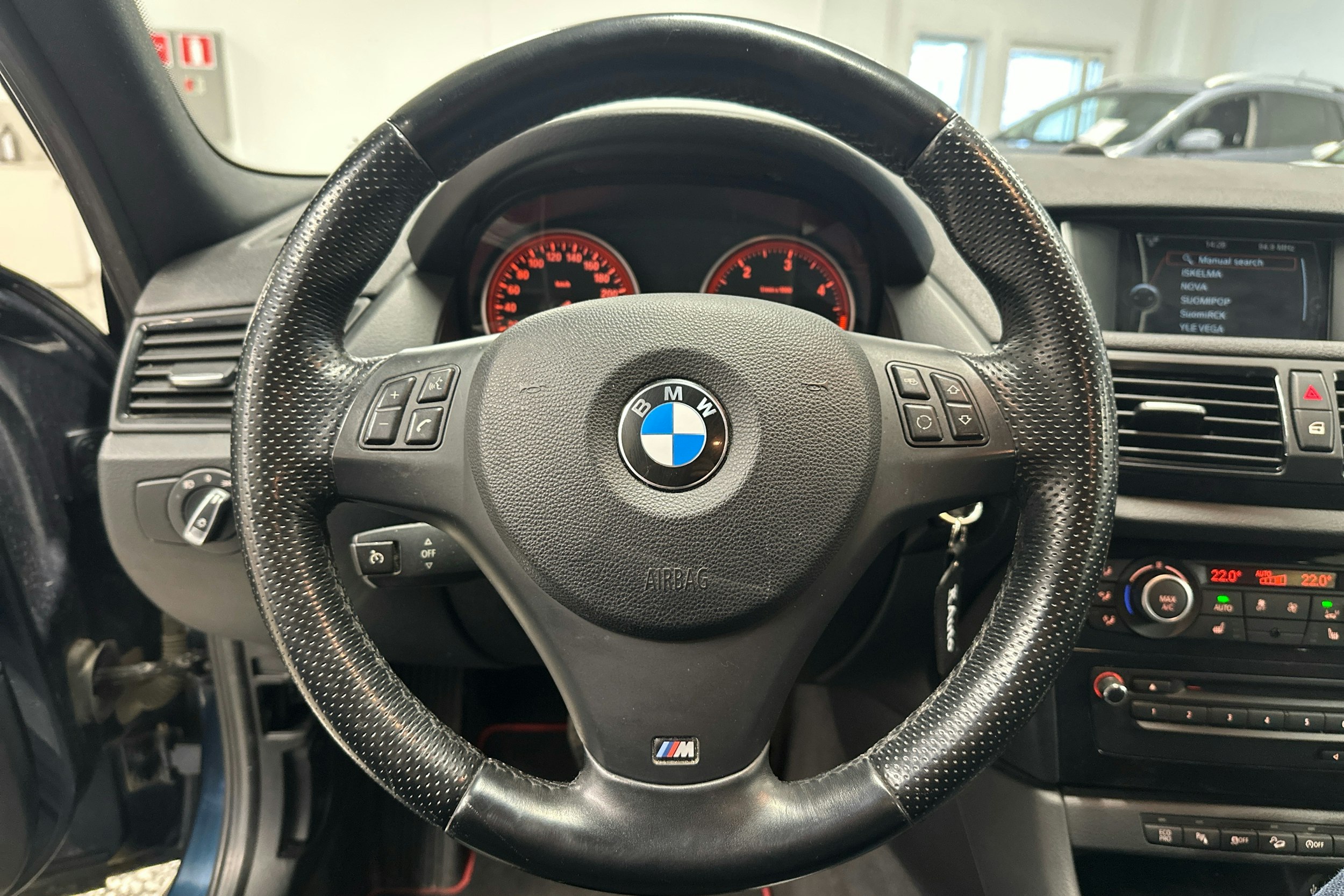 sininen BMW X1 2014 kuva 12.