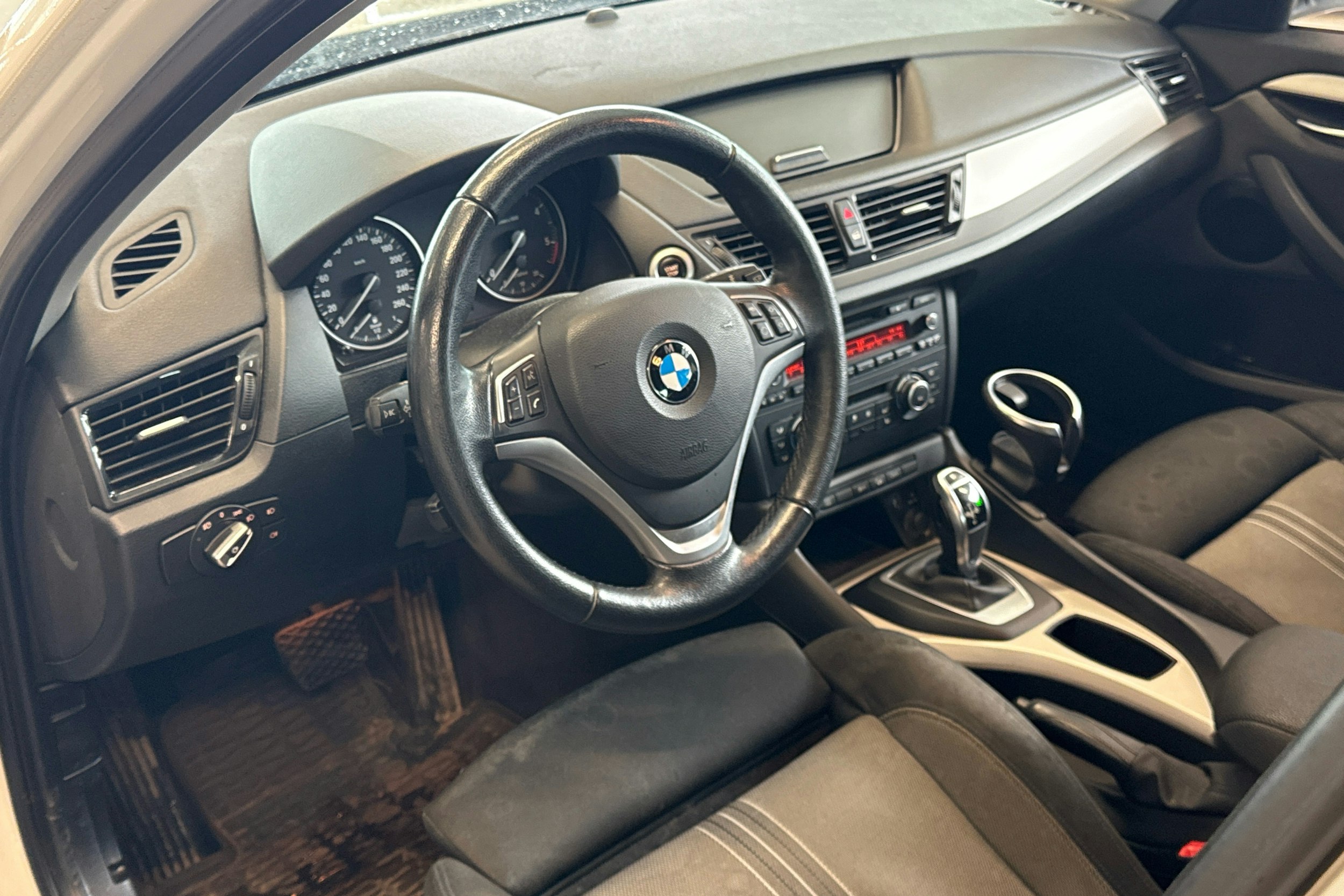 valkoinen BMW X1 2014 kuva 3.