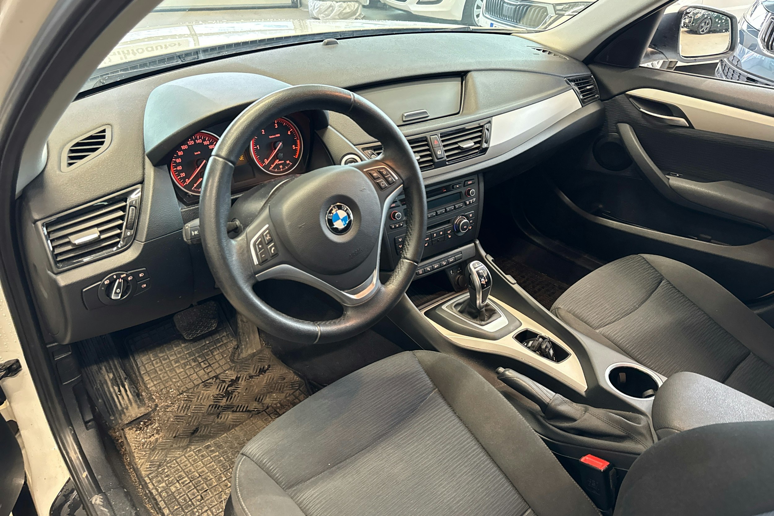 valkoinen BMW X1 2014 kuva 3.