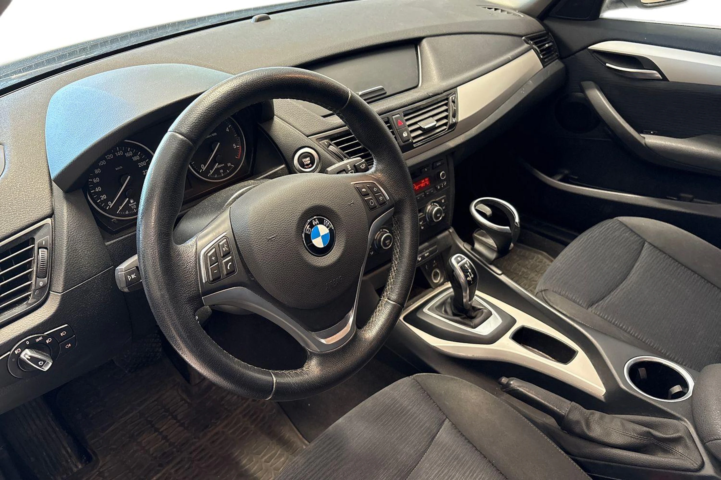 Valkoinen BMW X1 2014 kuva 3.