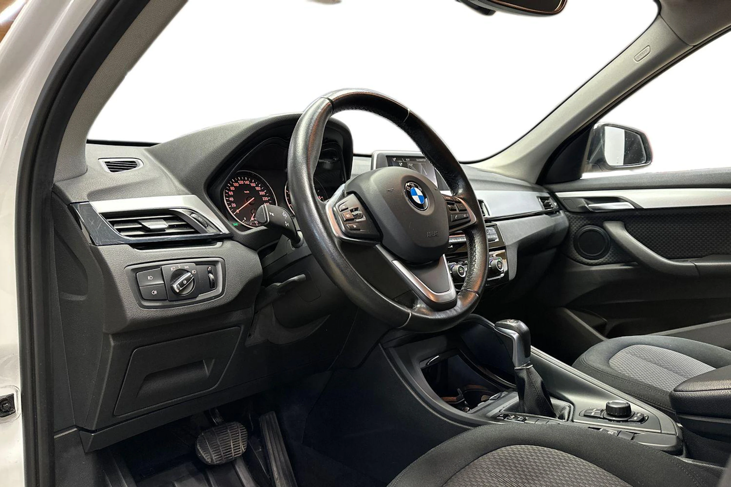 valkoinen BMW X1 2016 kuva 6.