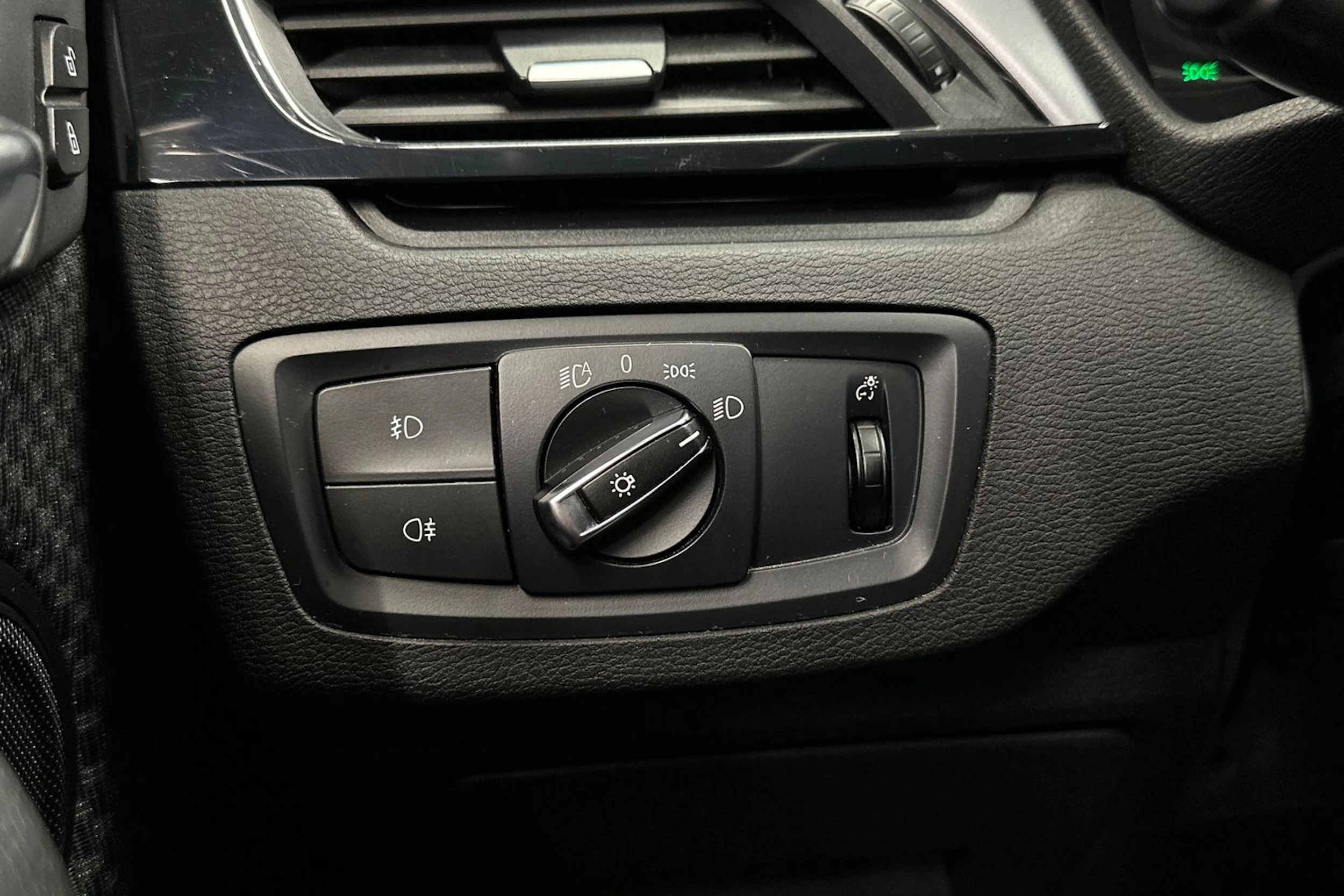 valkoinen BMW X1 2016 kuva 17.