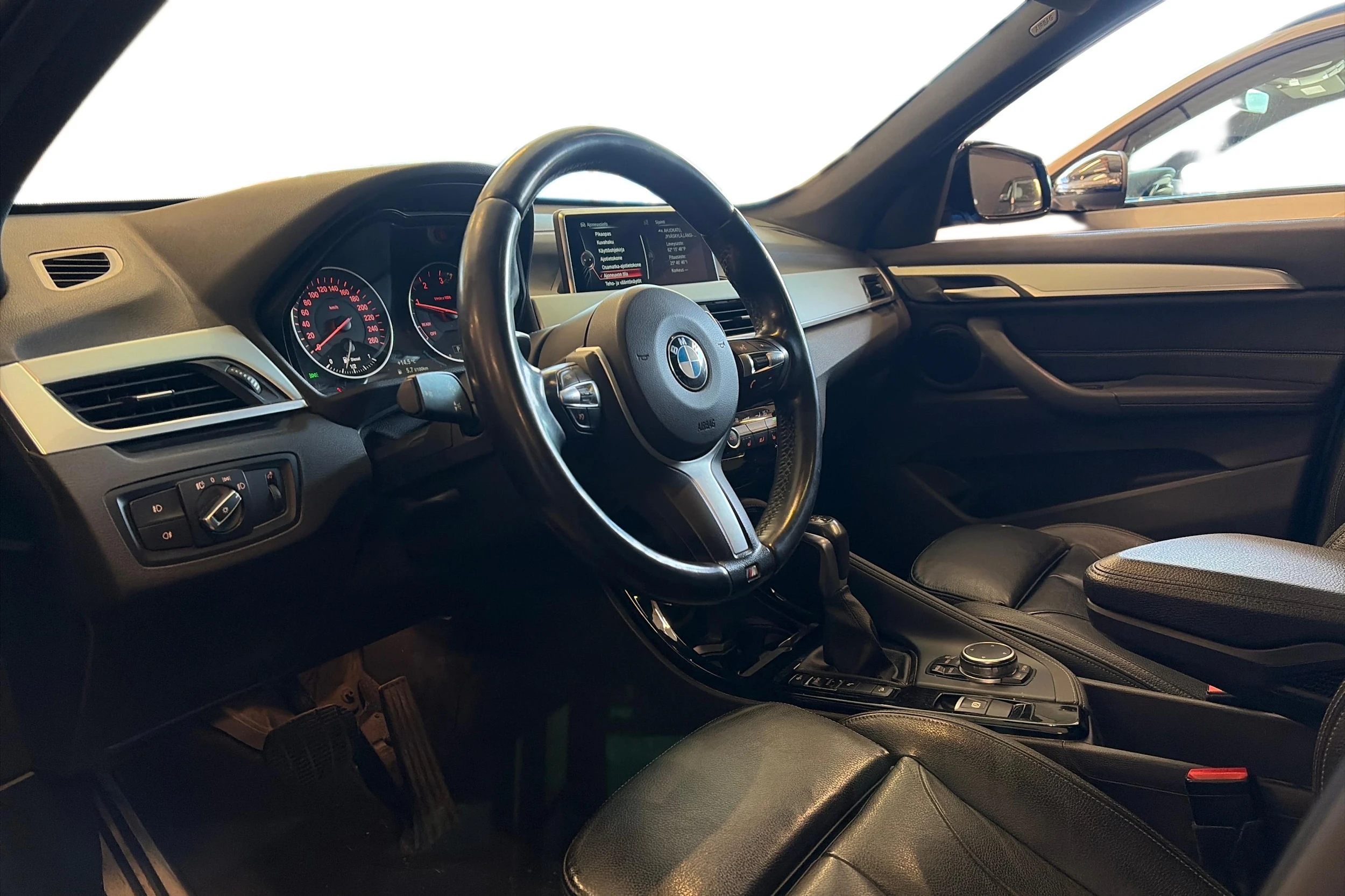 sininen BMW X1 2016 kuva 3.