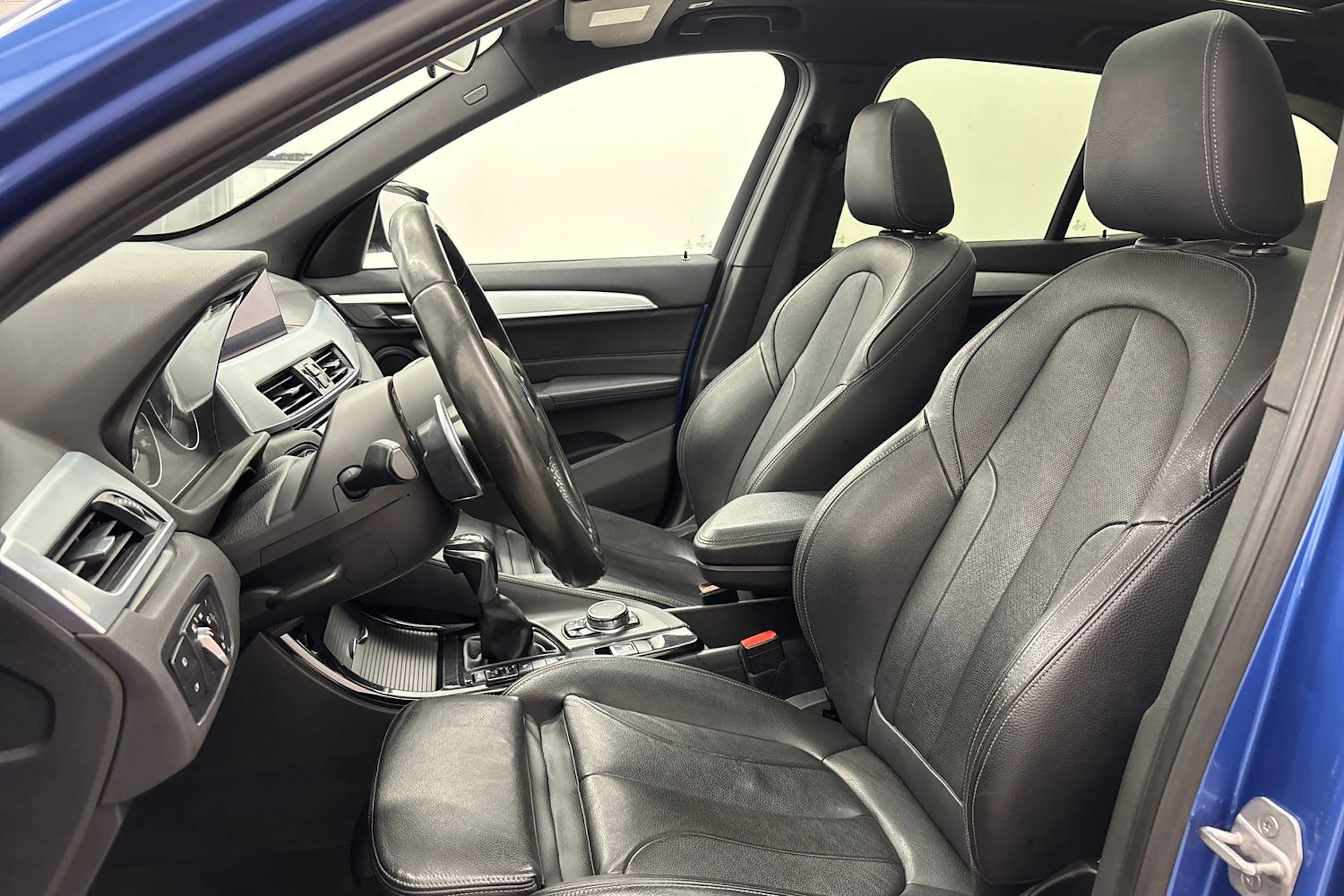 sininen BMW X1 2016 kuva 11.