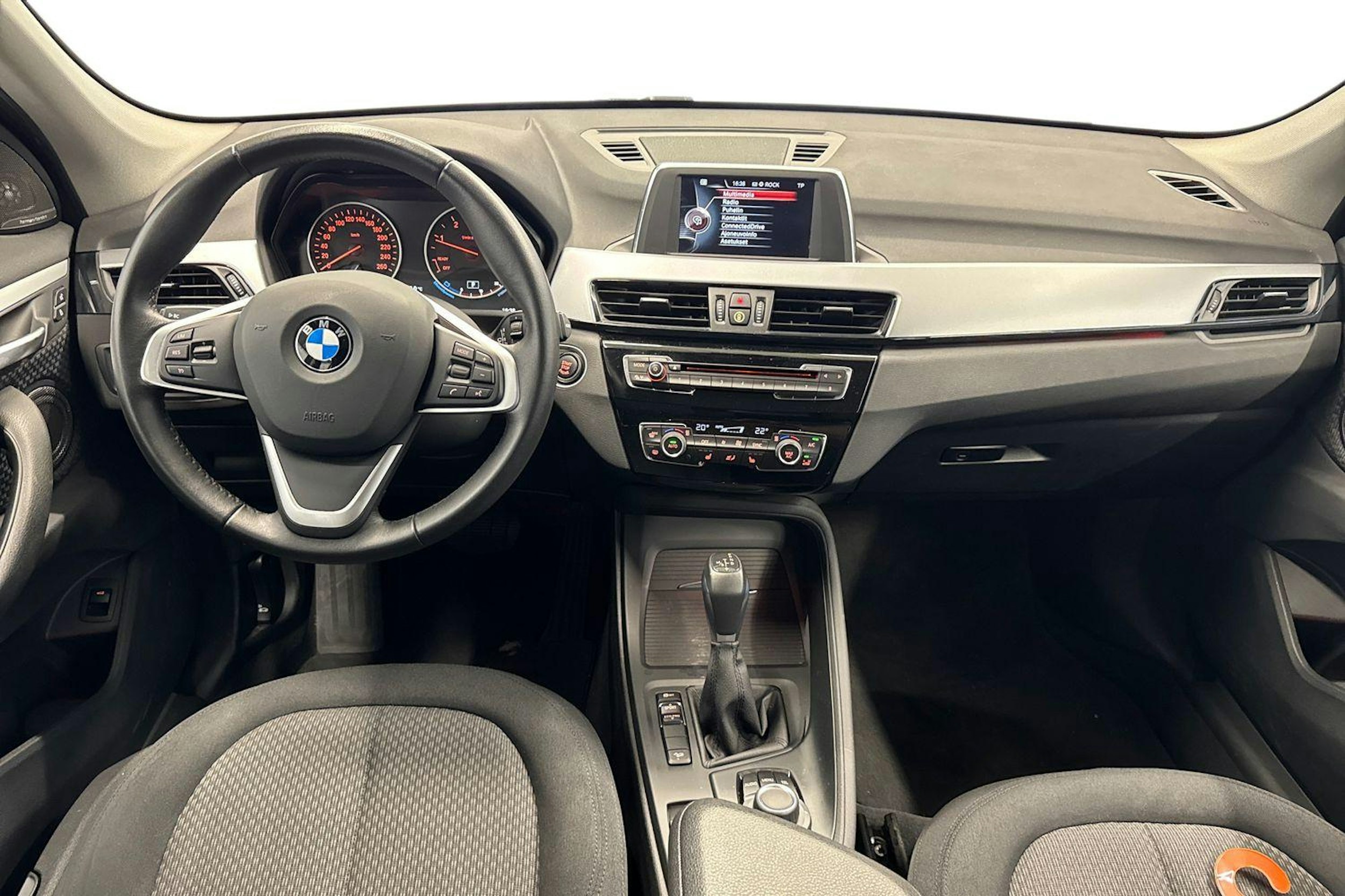 valkoinen BMW X1 2016 kuva 9.