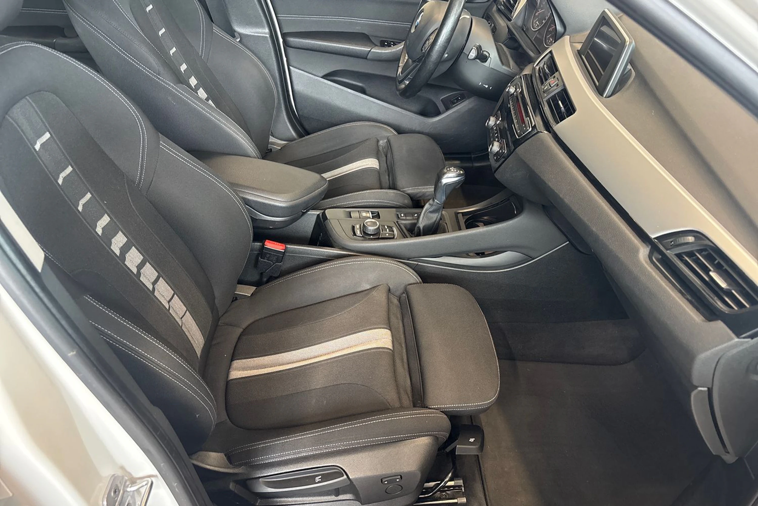 valkoinen BMW X1 2016 kuva 19.