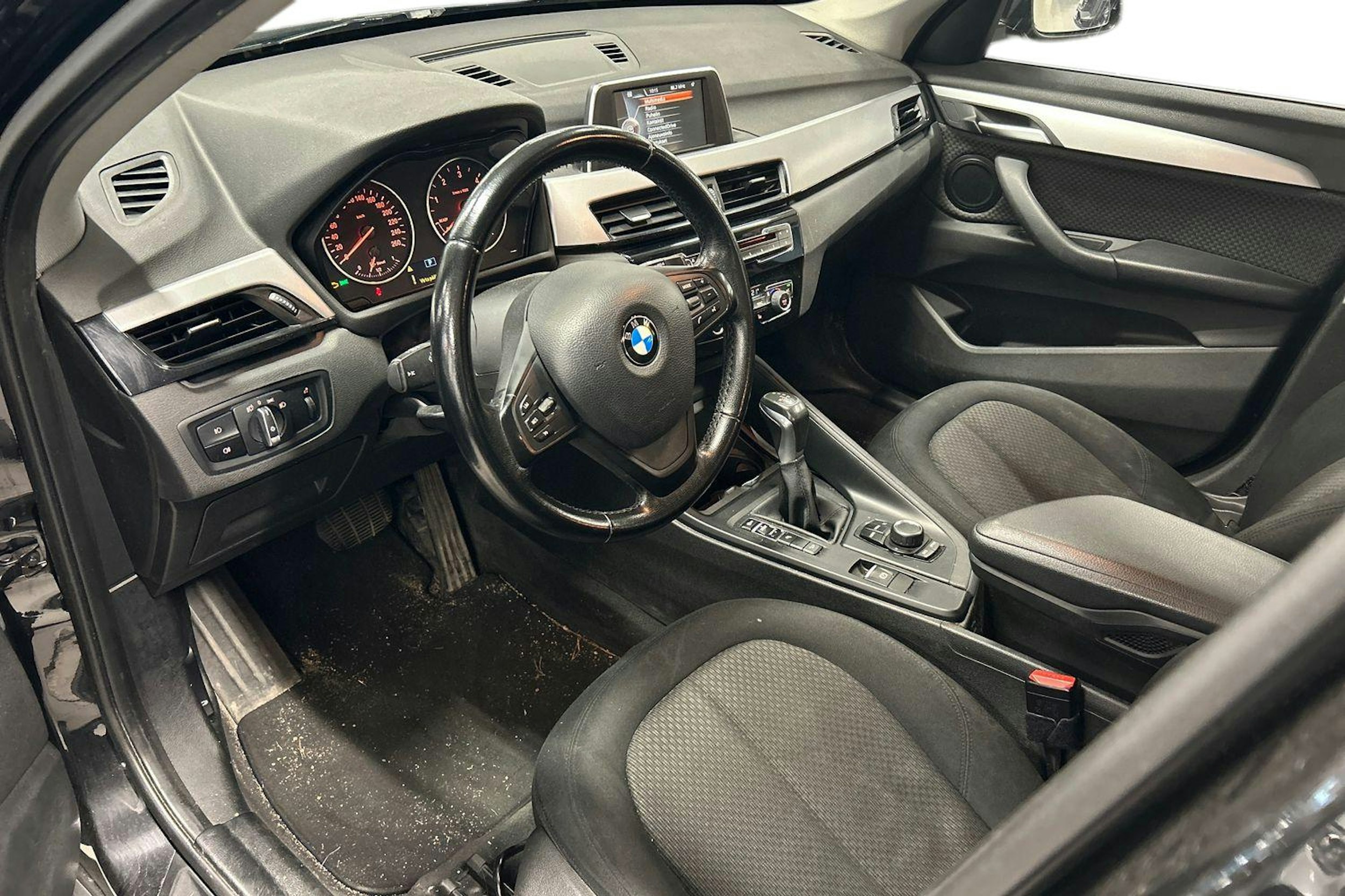 musta BMW X1 2016 kuva 3.