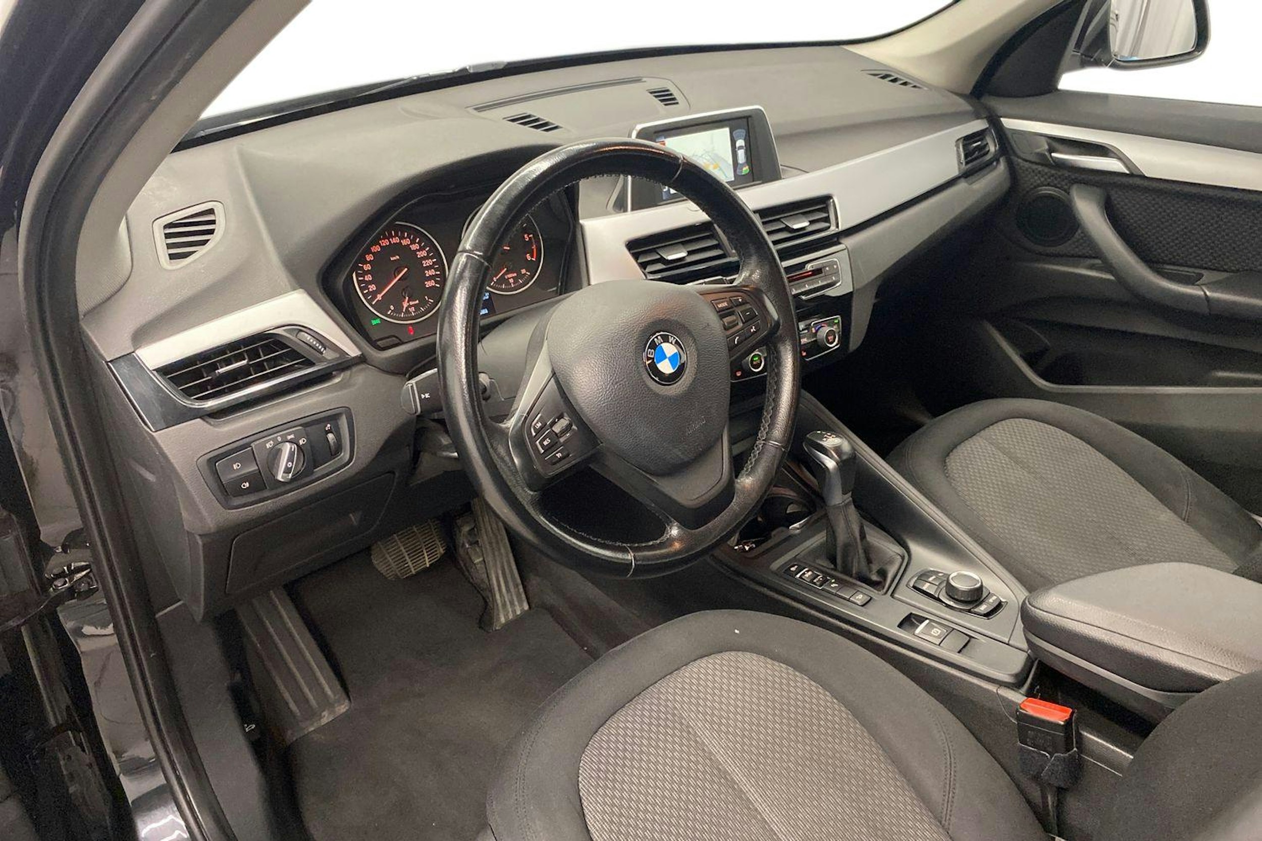 musta BMW X1 2016 kuva 7.