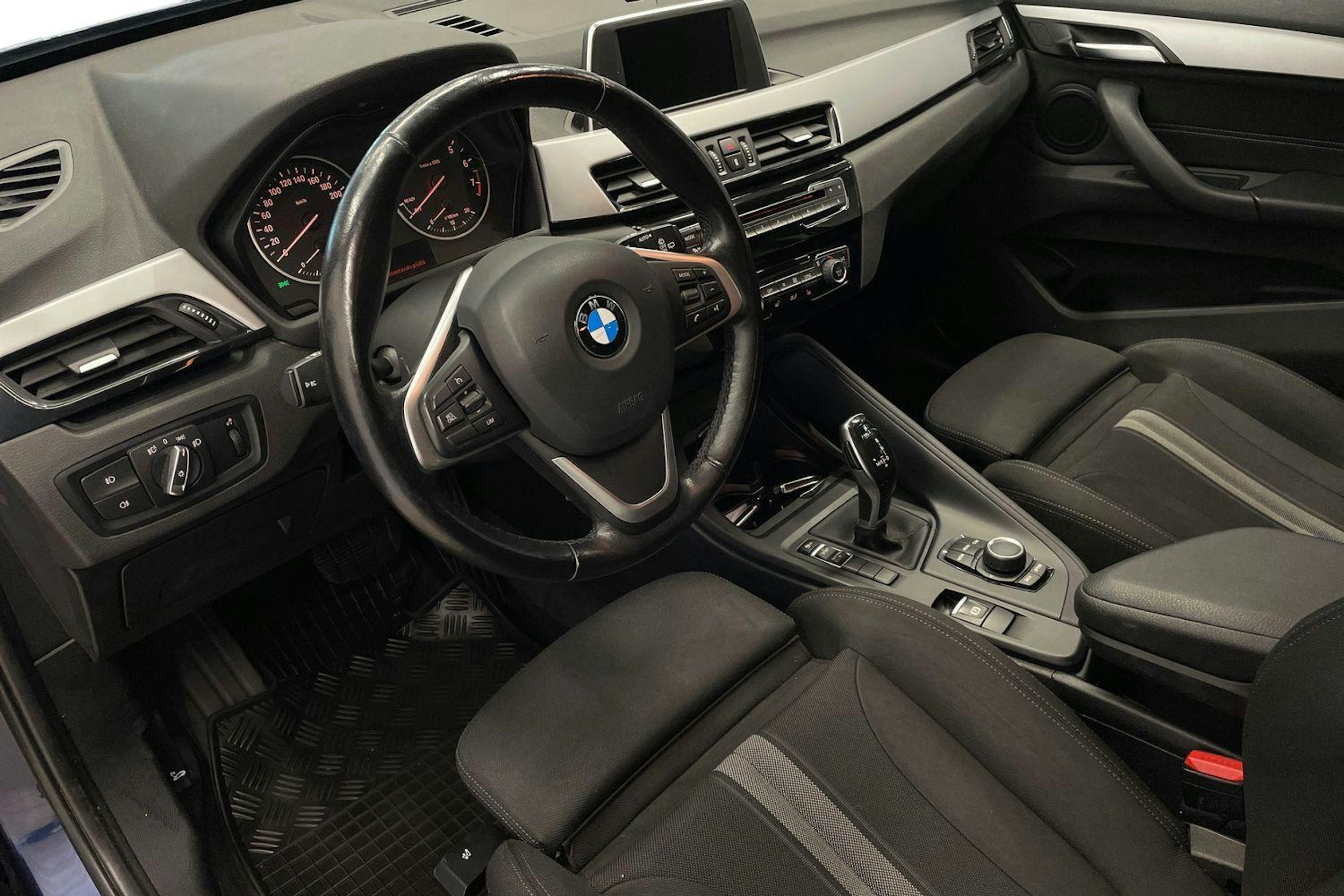 Sininen BMW X1 2018 kuva 6.