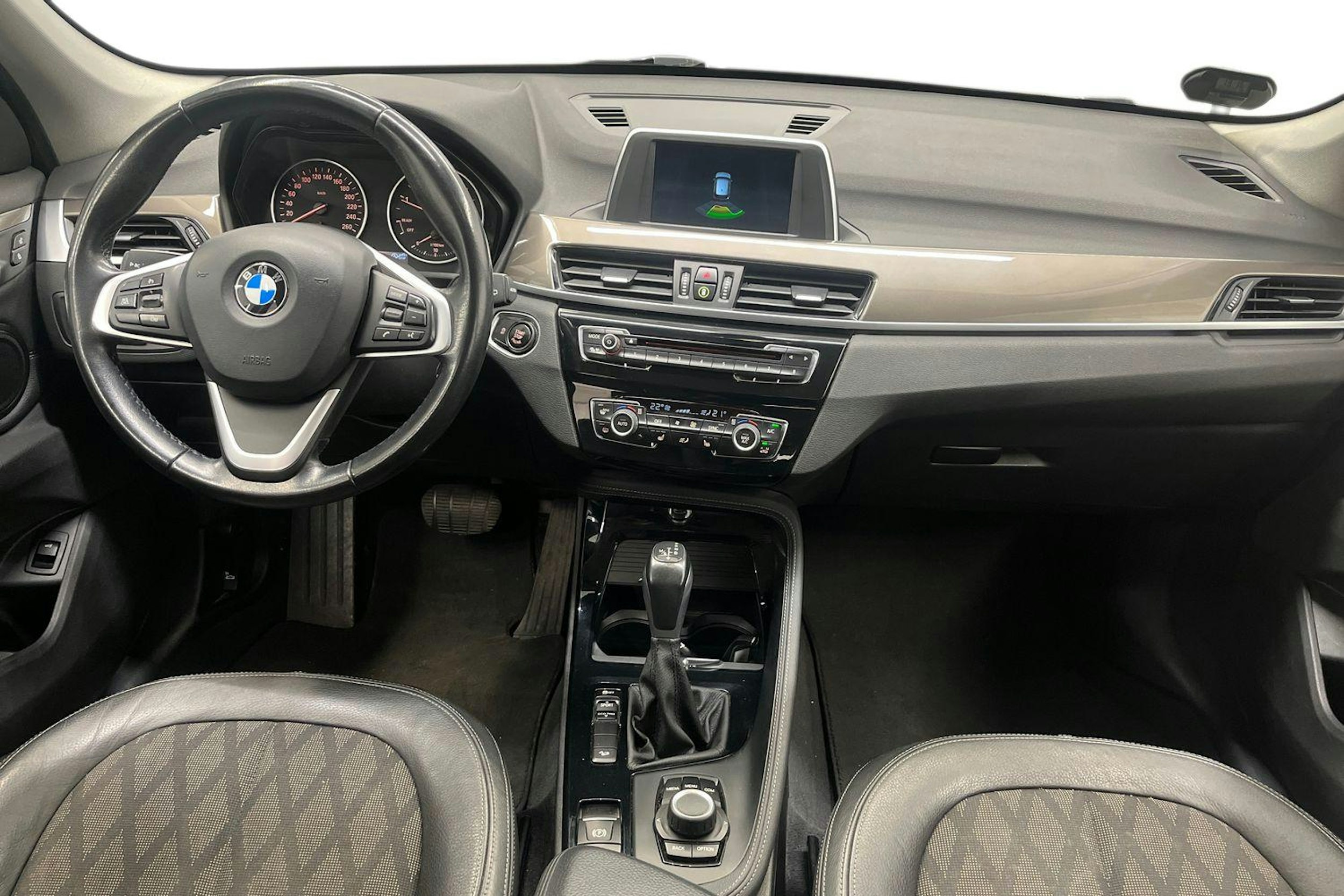 Harmaa BMW X1 2018 kuva 9.