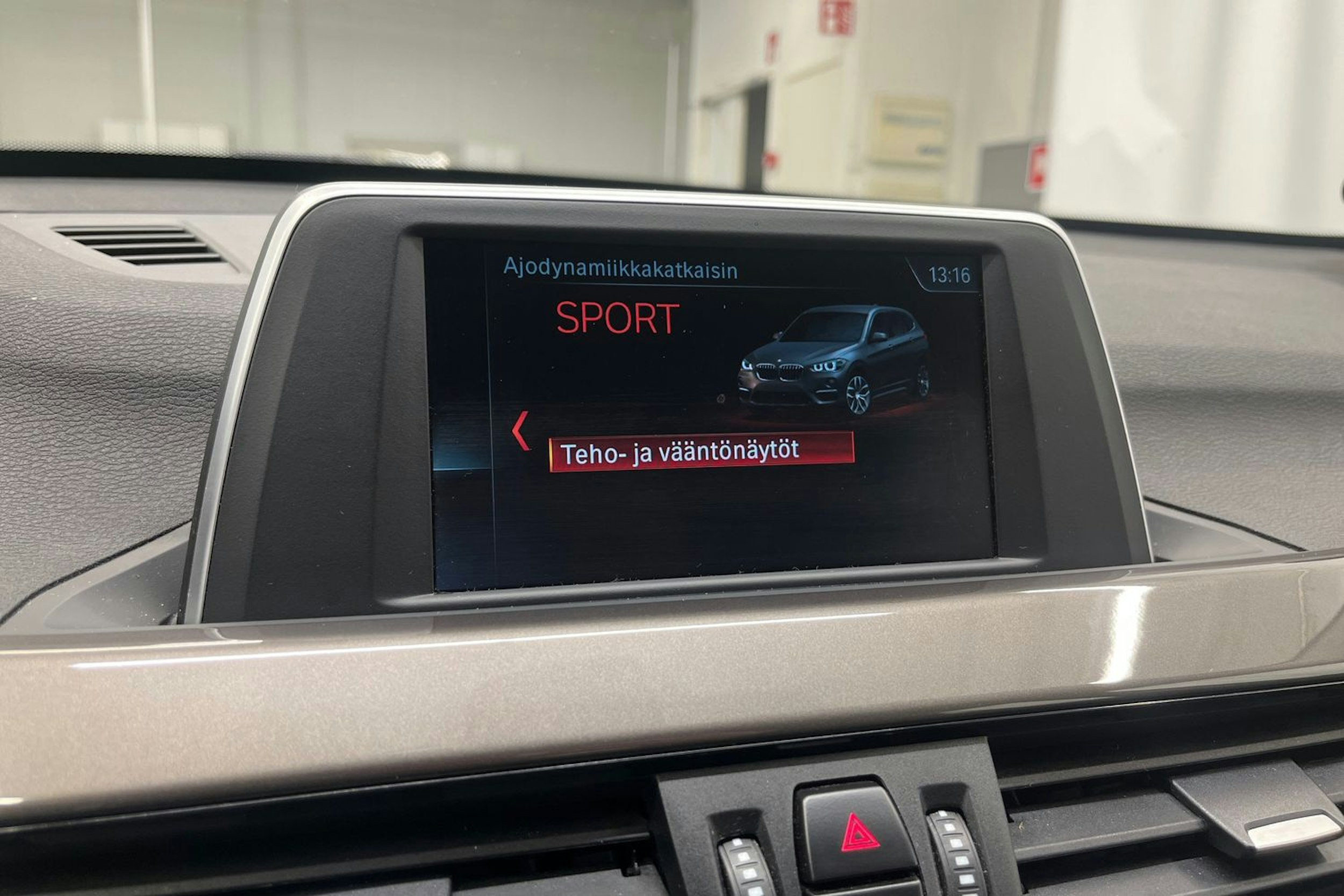 Harmaa BMW X1 2018 kuva 22.