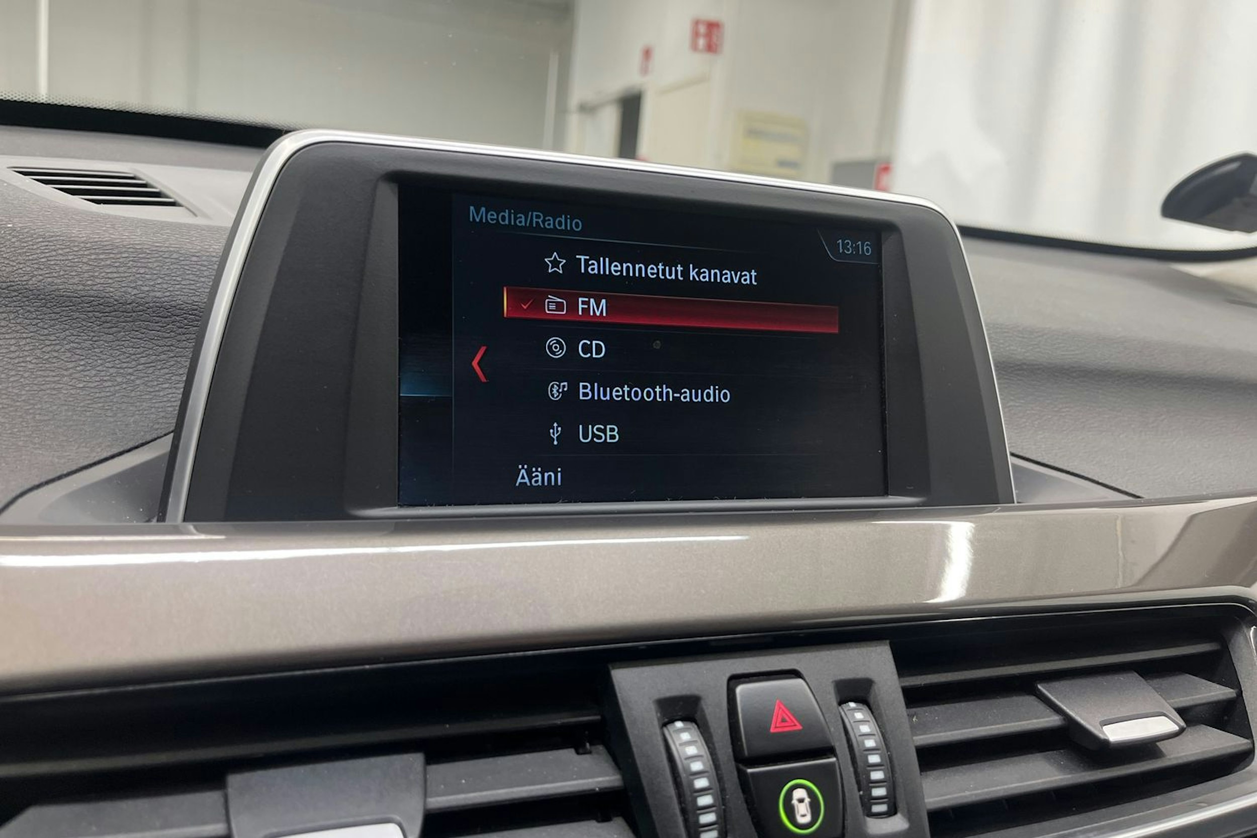 Harmaa BMW X1 2018 kuva 23.