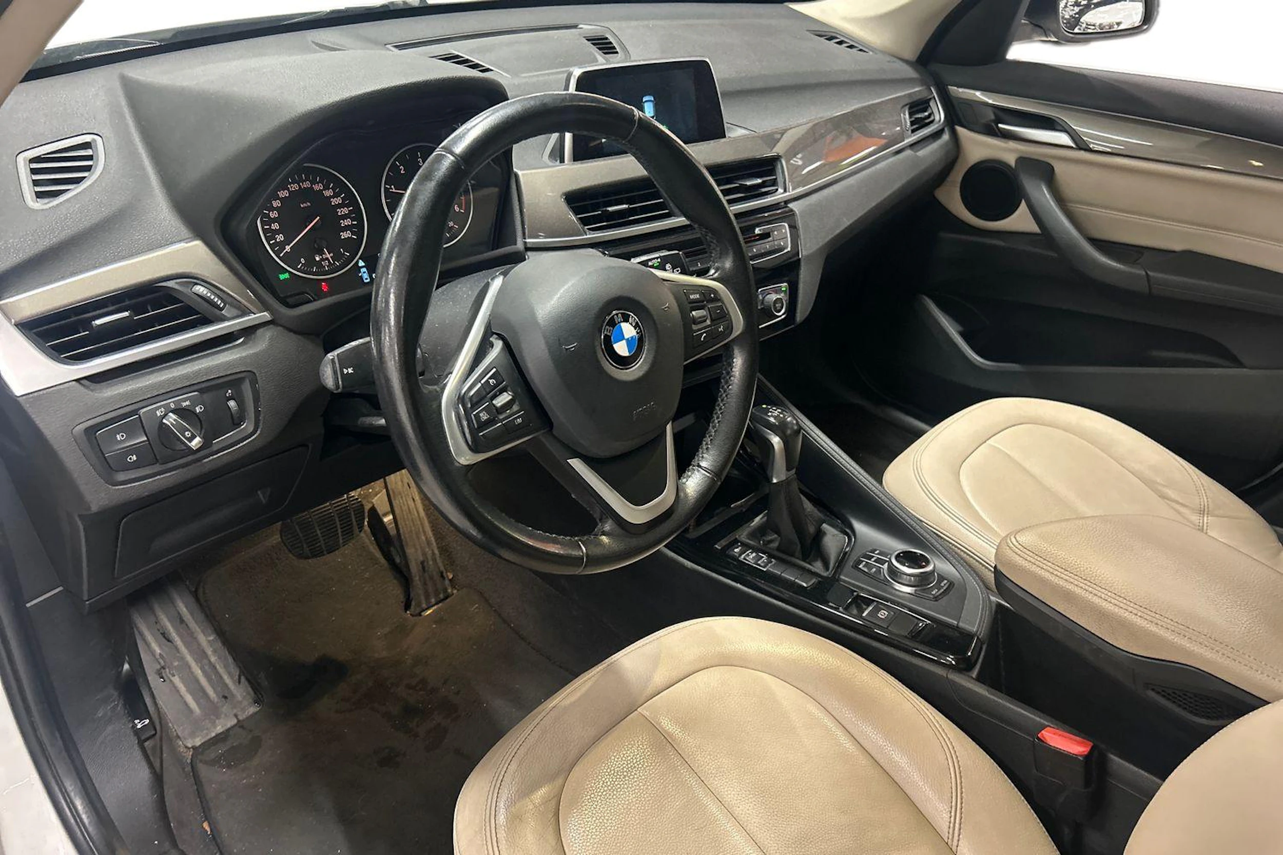 Valkoinen BMW X1 2018 kuva 3.