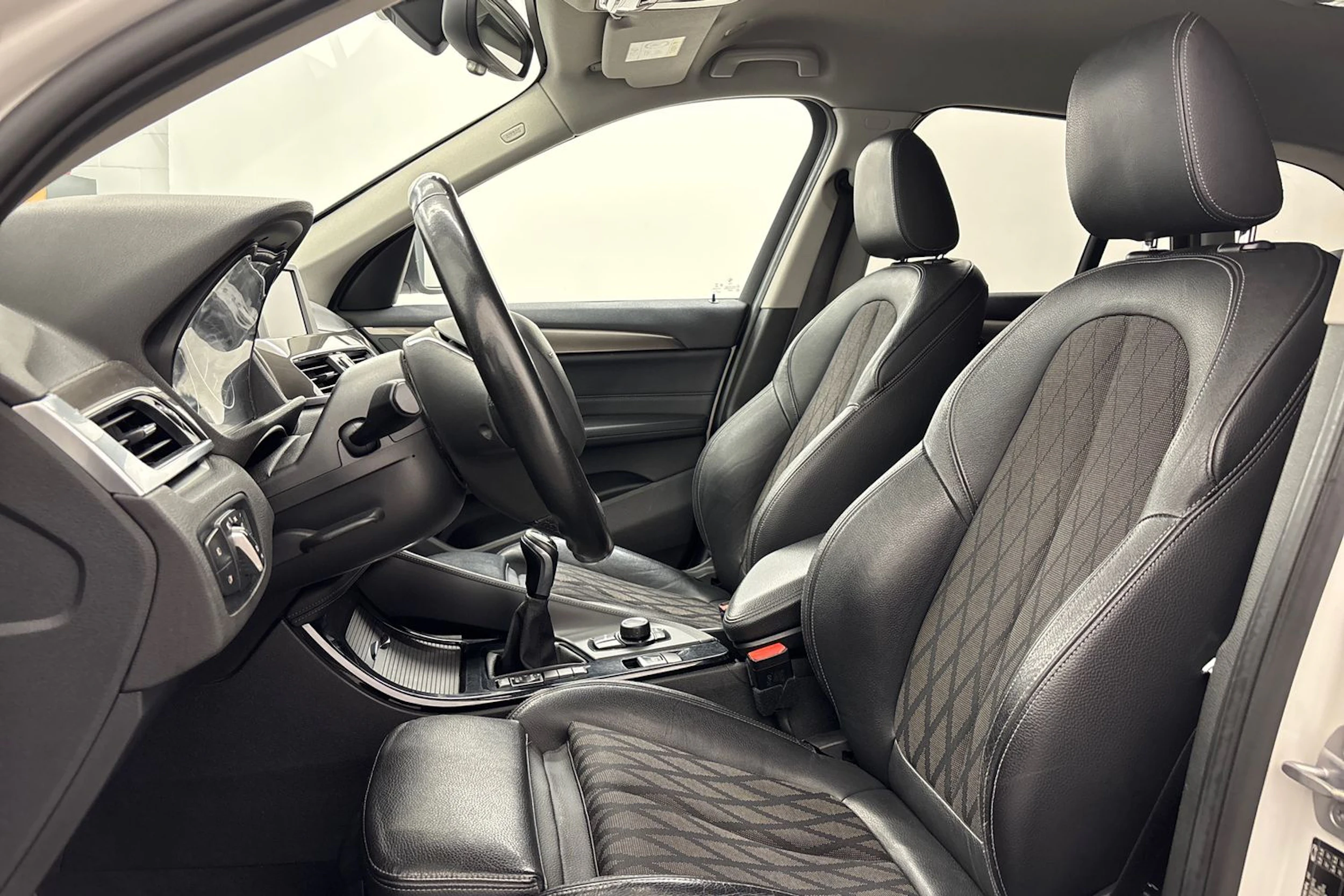 valkoinen BMW X1 2018 kuva 11.