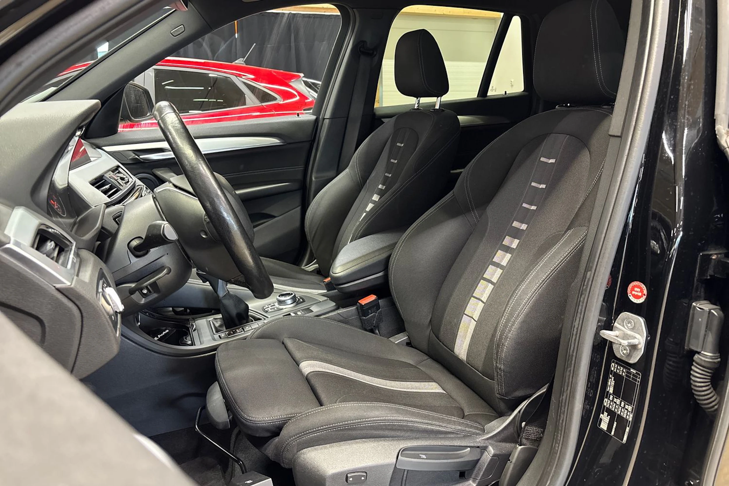 musta BMW X1 2018 kuva 12.
