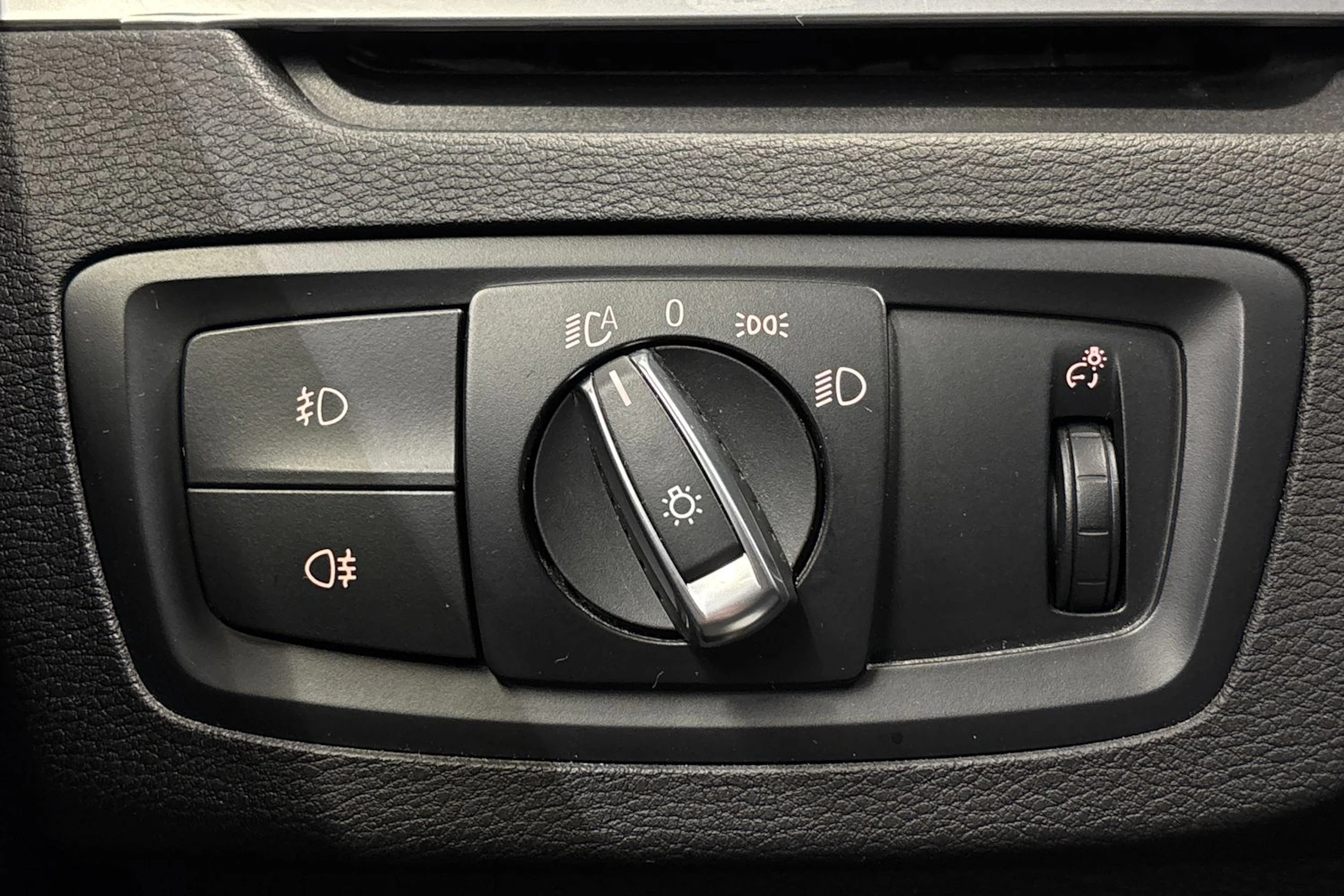 musta BMW X1 2018 kuva 14.
