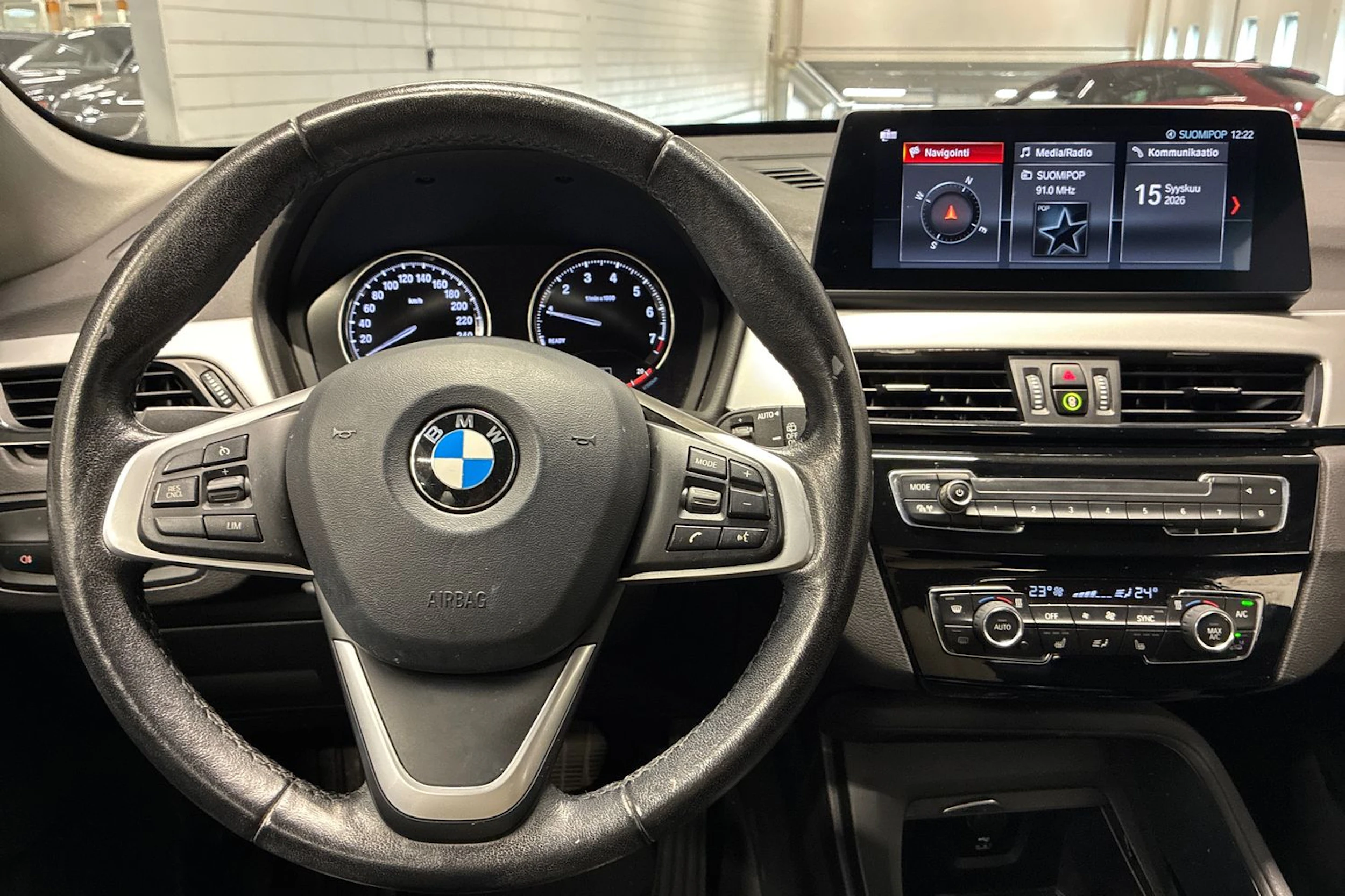 musta BMW X1 2020 kuva 11.