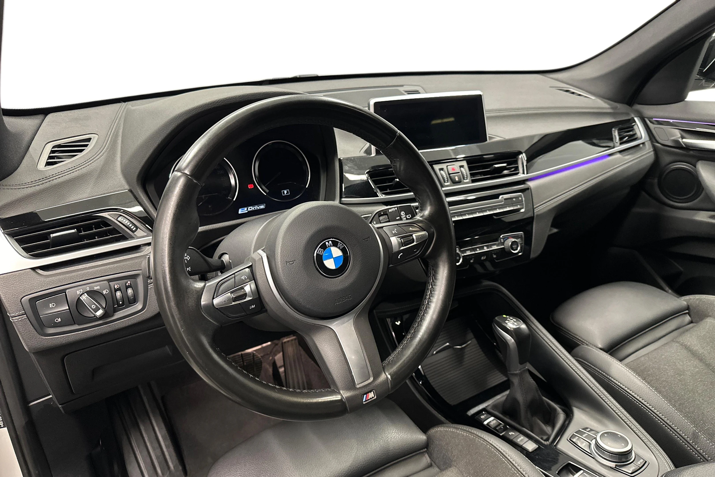 valkoinen BMW X1 2020 kuva 6.