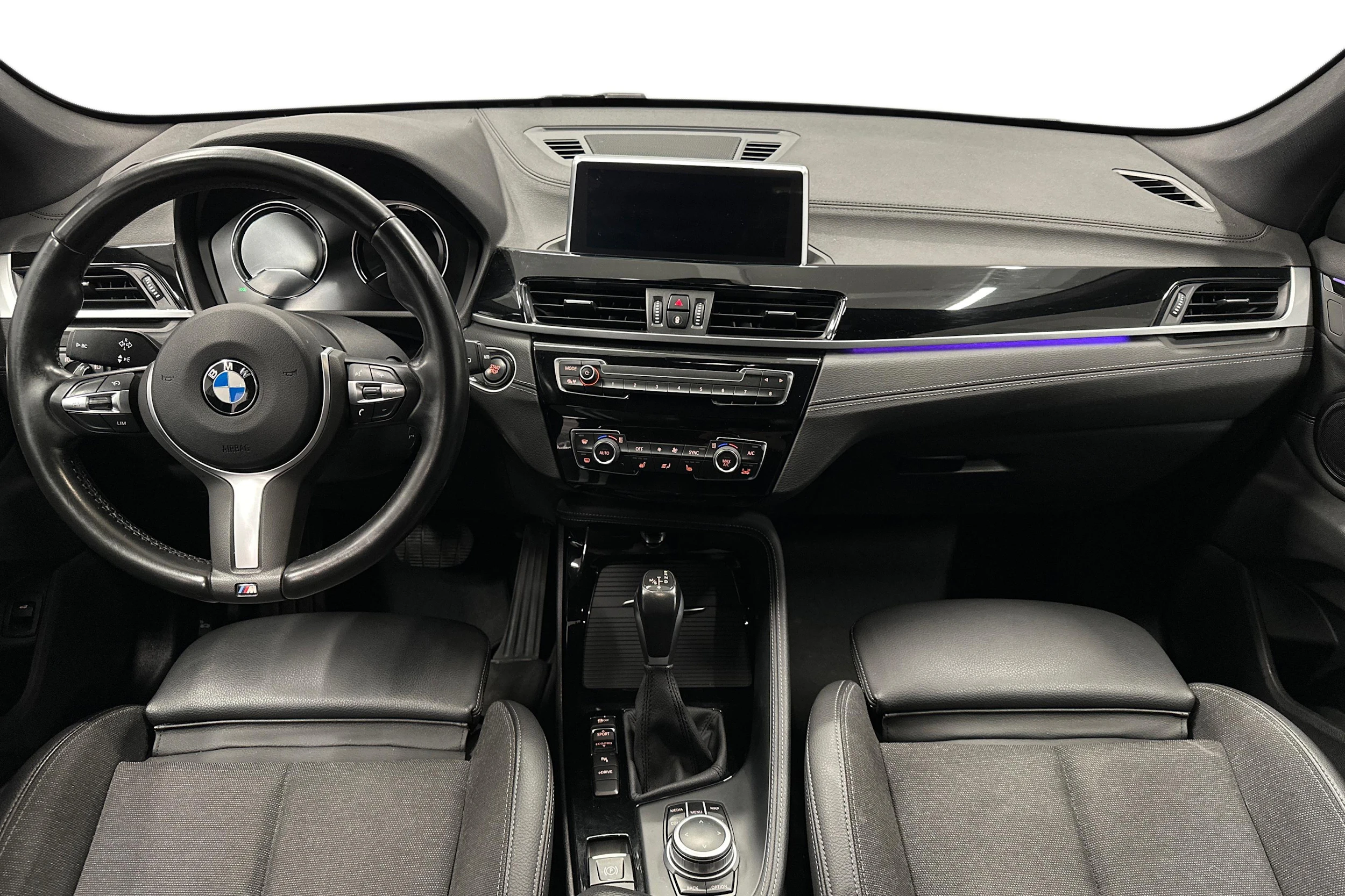valkoinen BMW X1 2020 kuva 7.