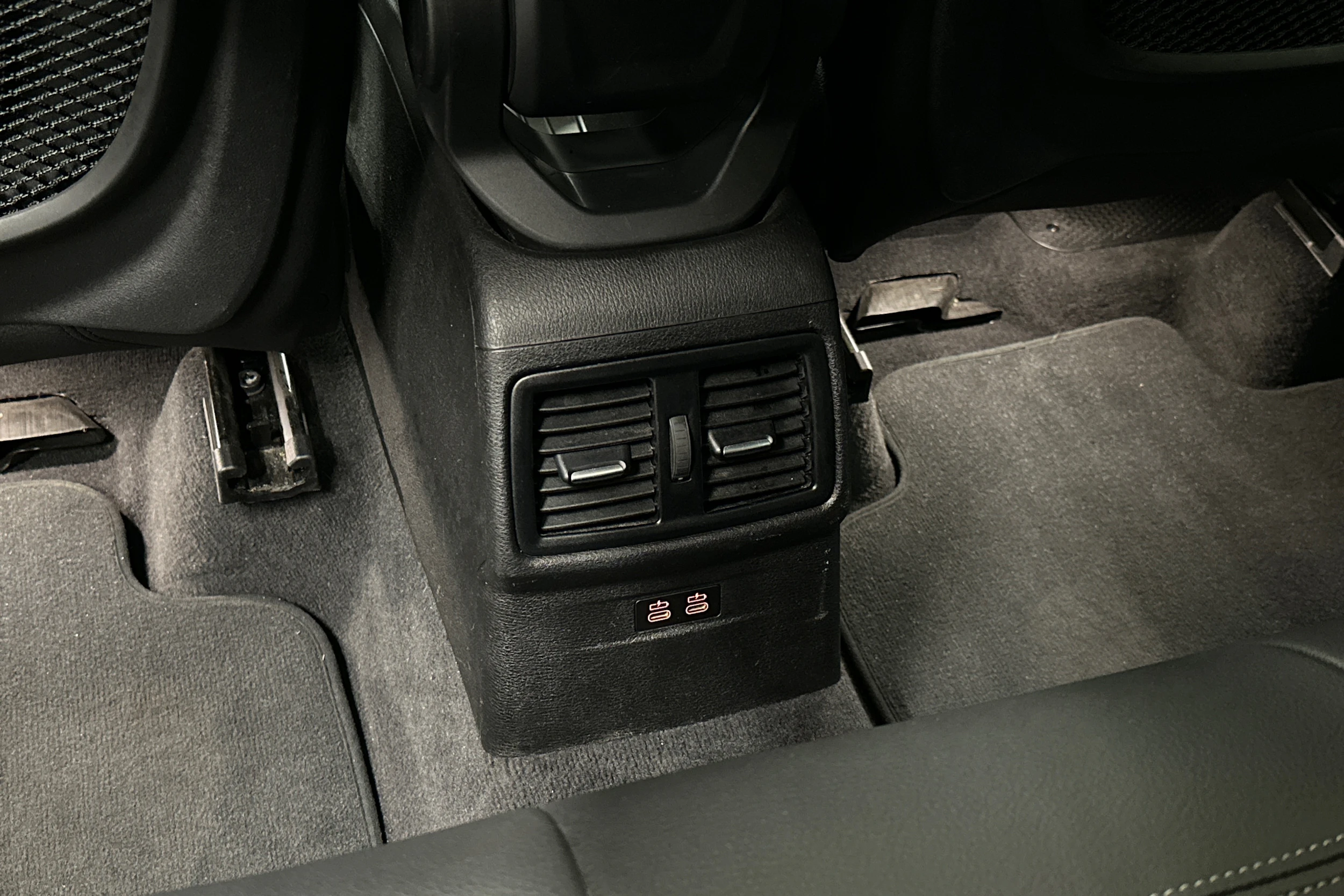 valkoinen BMW X1 2020 kuva 34.