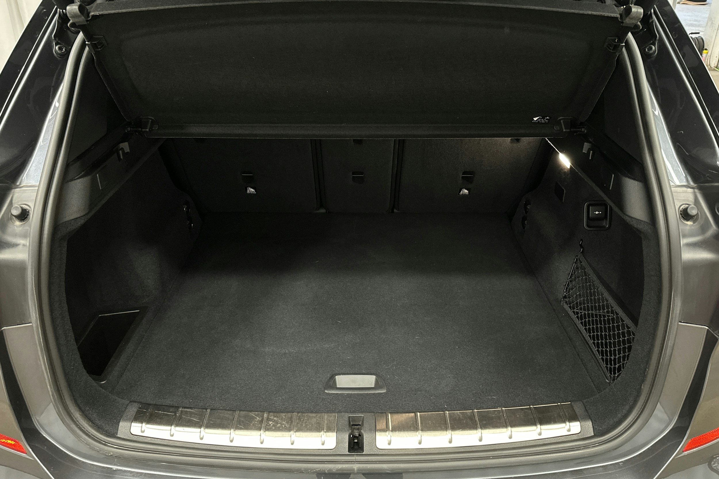 harmaa BMW X1 2021 kuva 11.