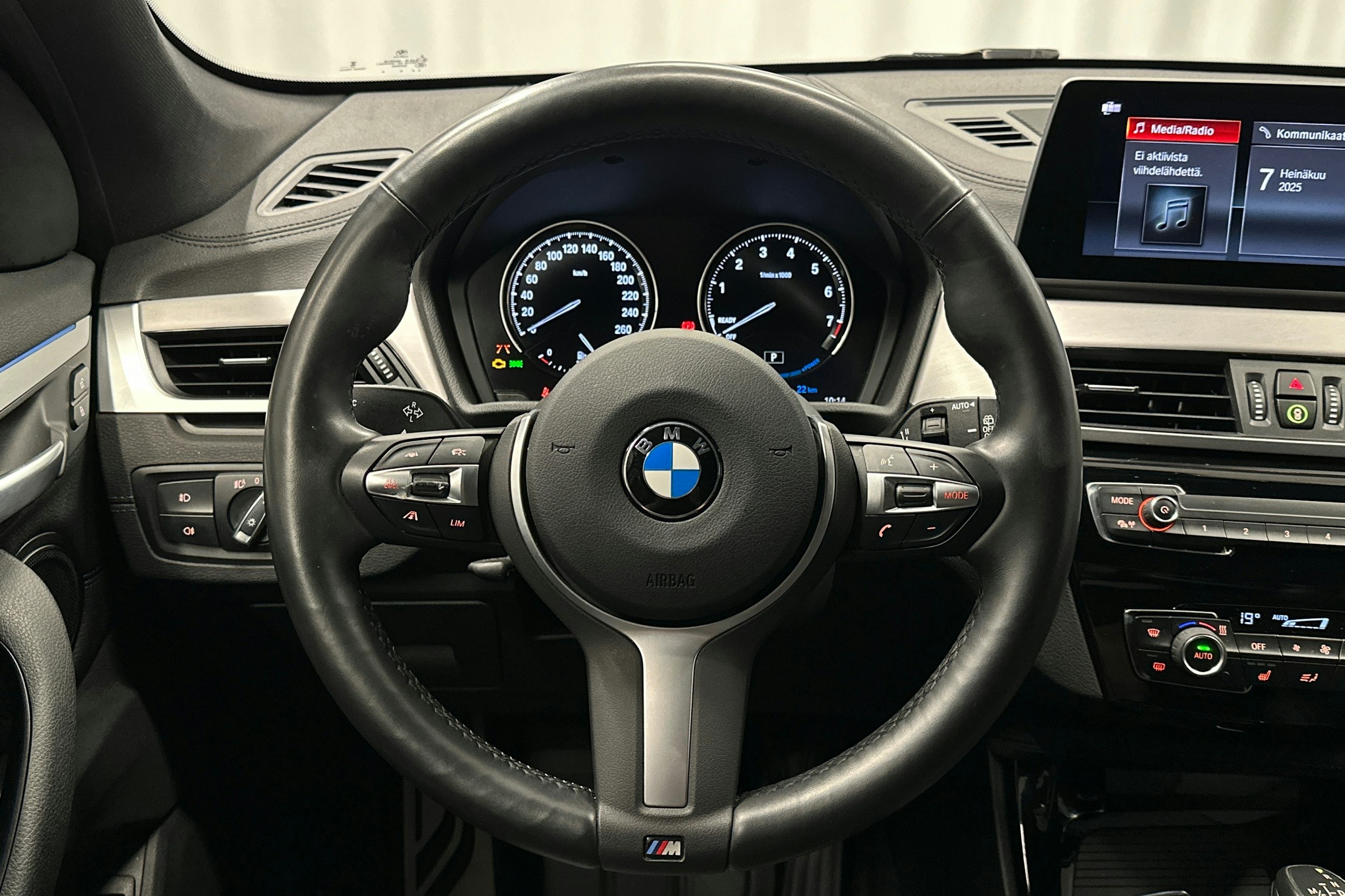harmaa BMW X1 2021 kuva 14.