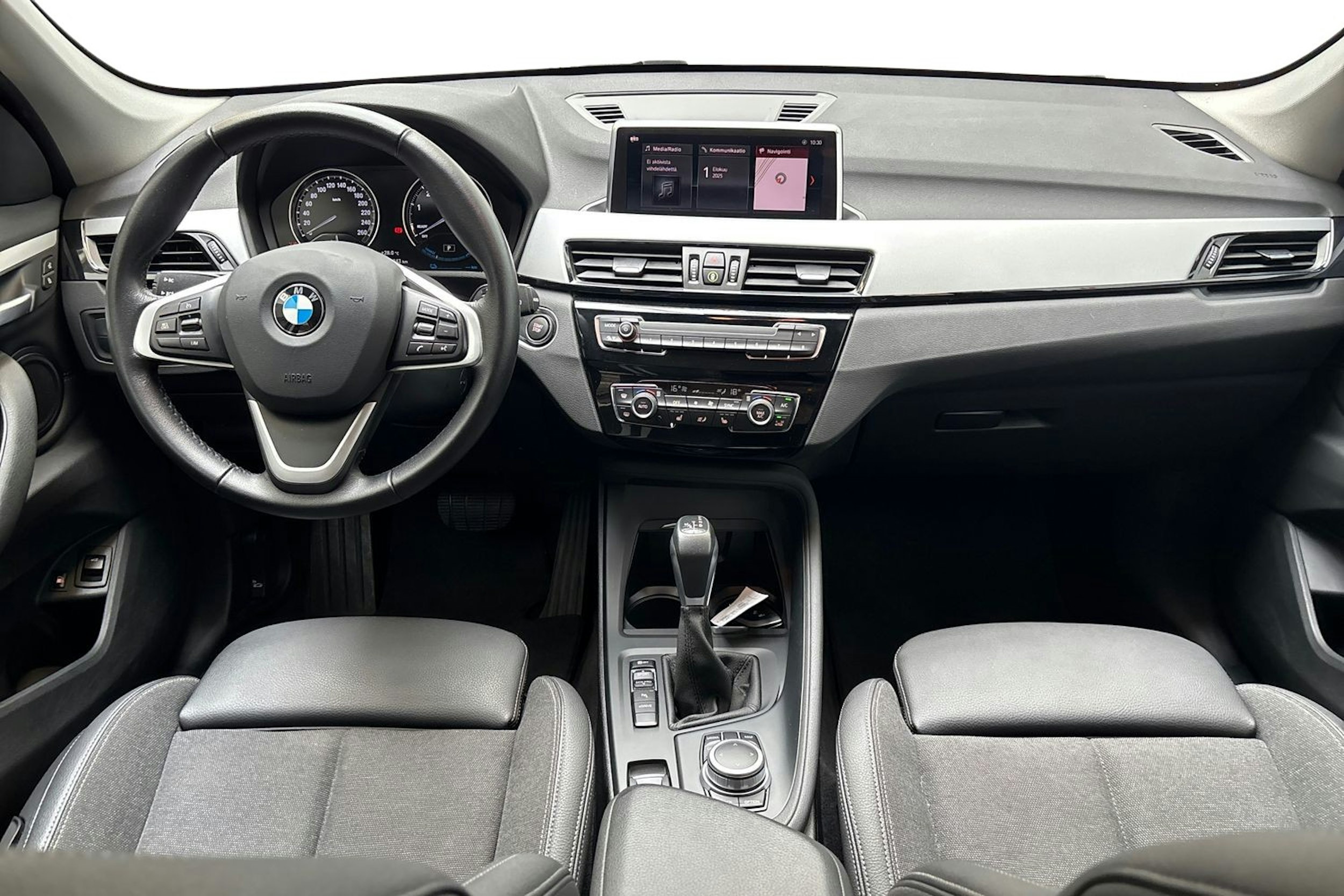musta BMW X1 2020 kuva 9.