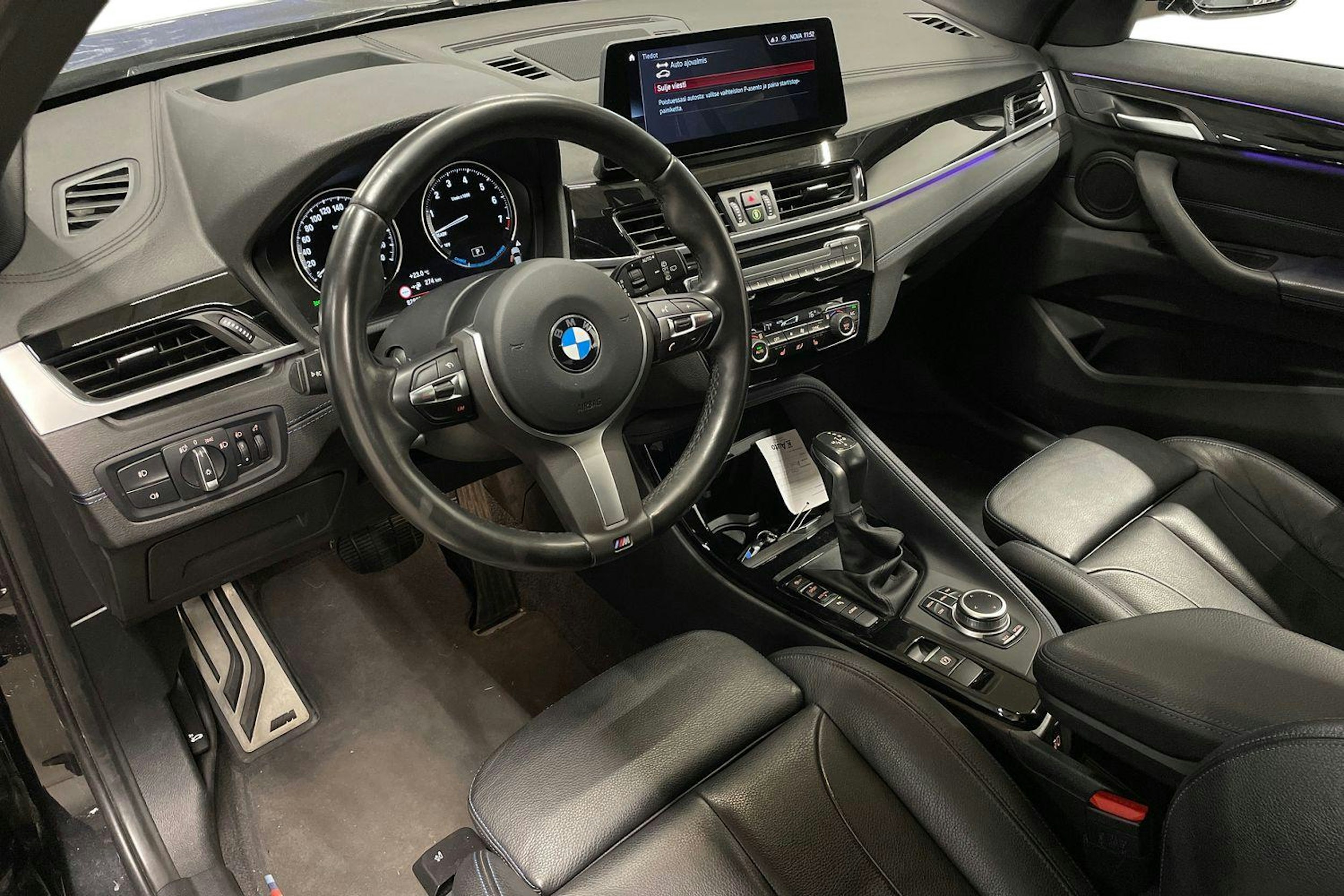 musta BMW X1 2021 kuva 6.