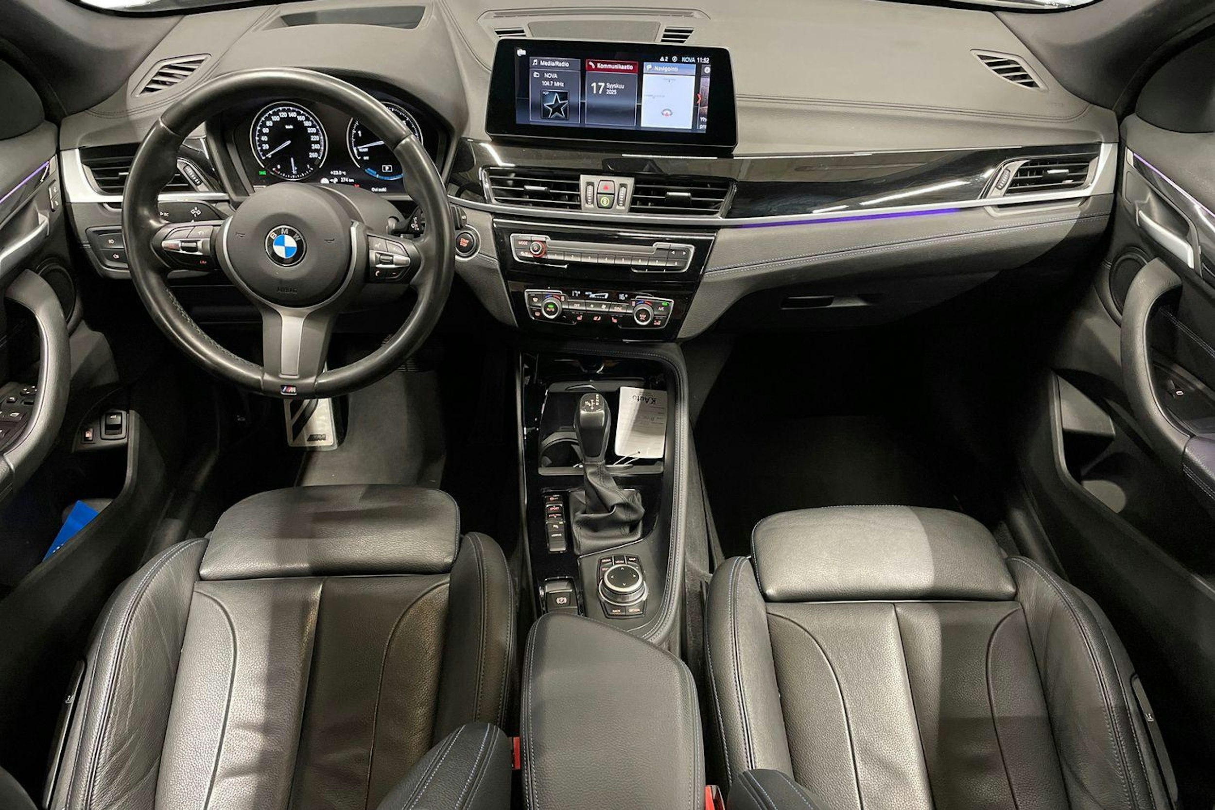 musta BMW X1 2021 kuva 7.