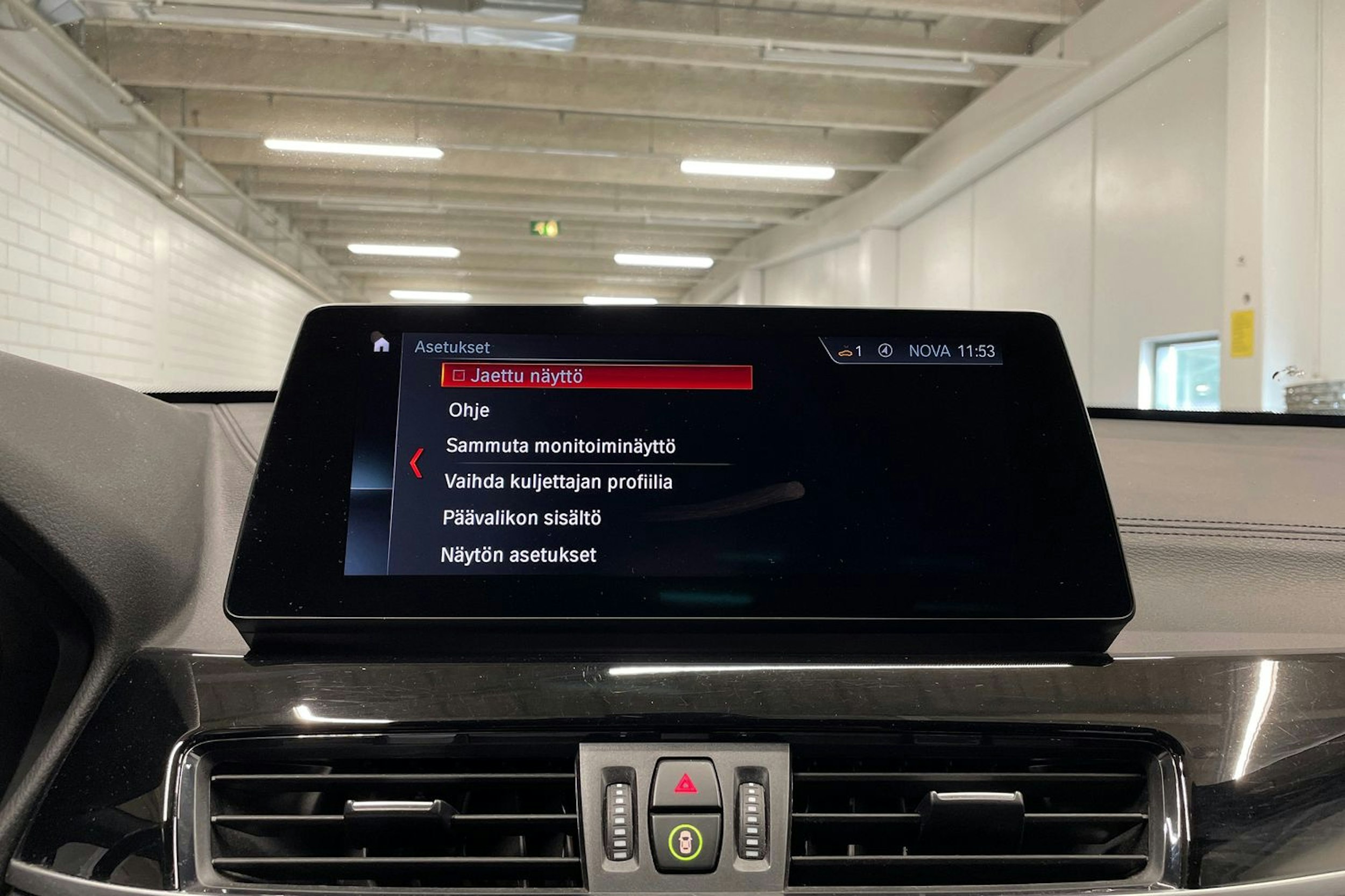 musta BMW X1 2021 kuva 18.