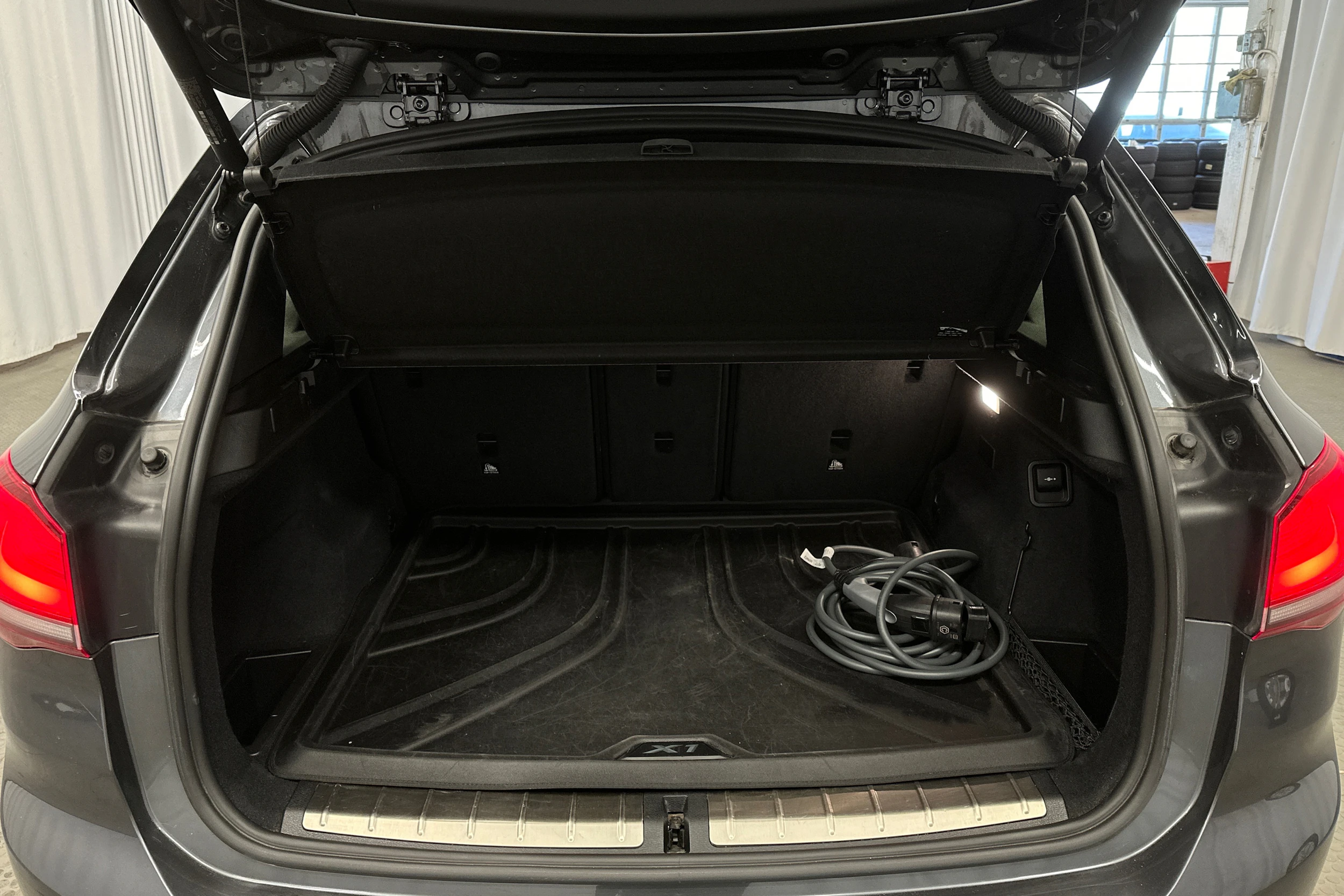 harmaa BMW X1 2021 kuva 15.